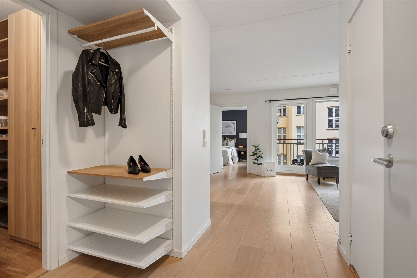 Entréen har en-stavs eikeparkett, noe som er gjennomgående i leiligheten. Galleribilde