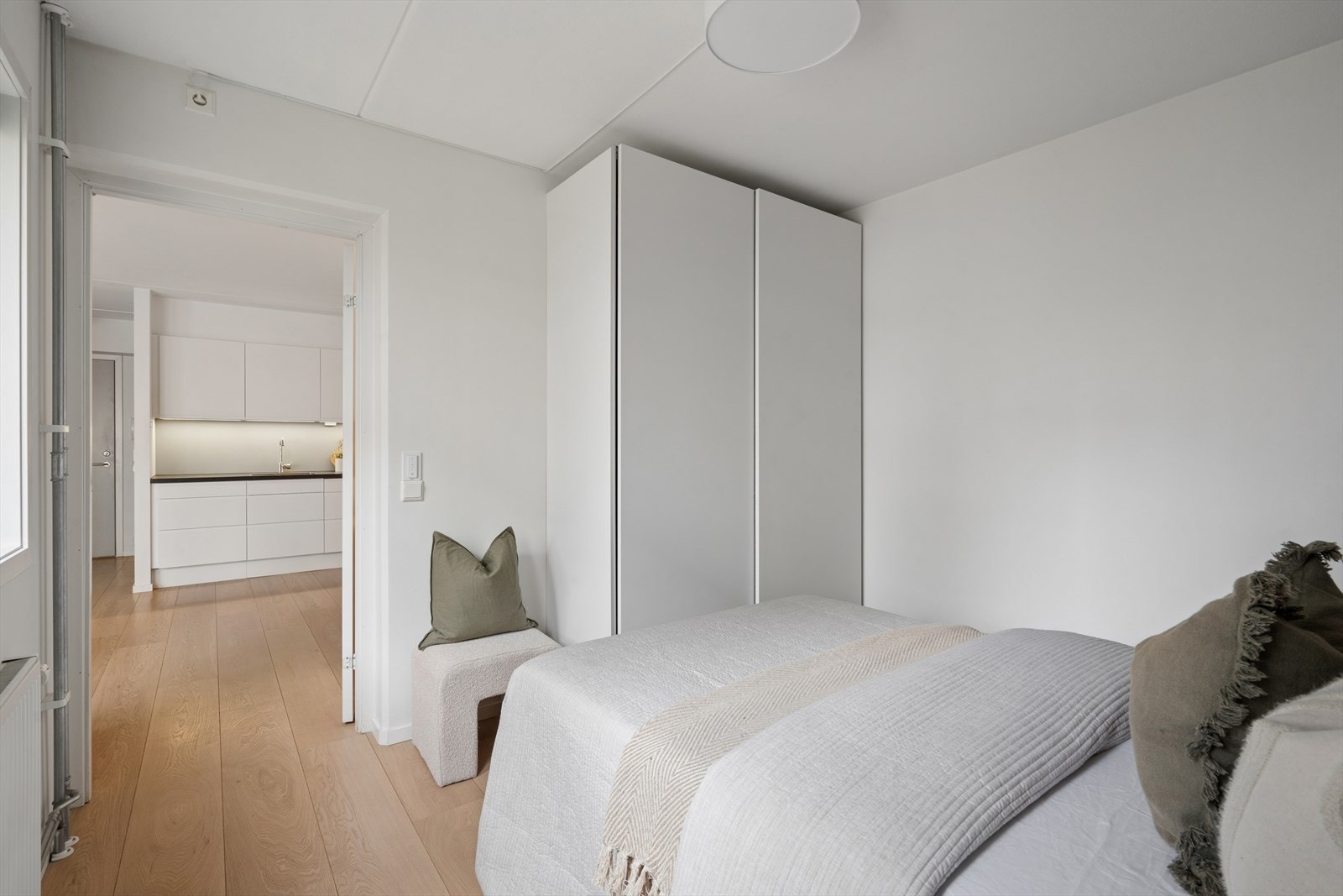 Det er skyvedørsgarderobe på soverommet. Galleribilde