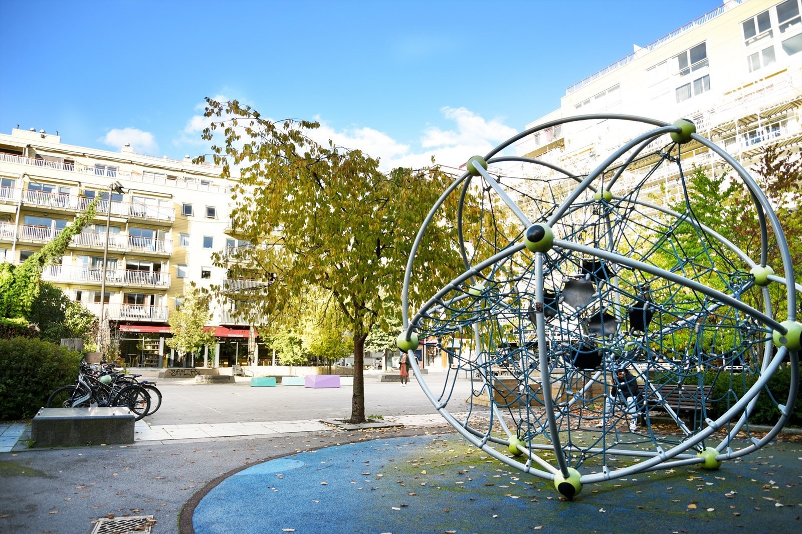 Teaterplassen ligger rett rundt hjørnet for leiligheten med flere serveringssteder - et levende nabolag! Galleribilde