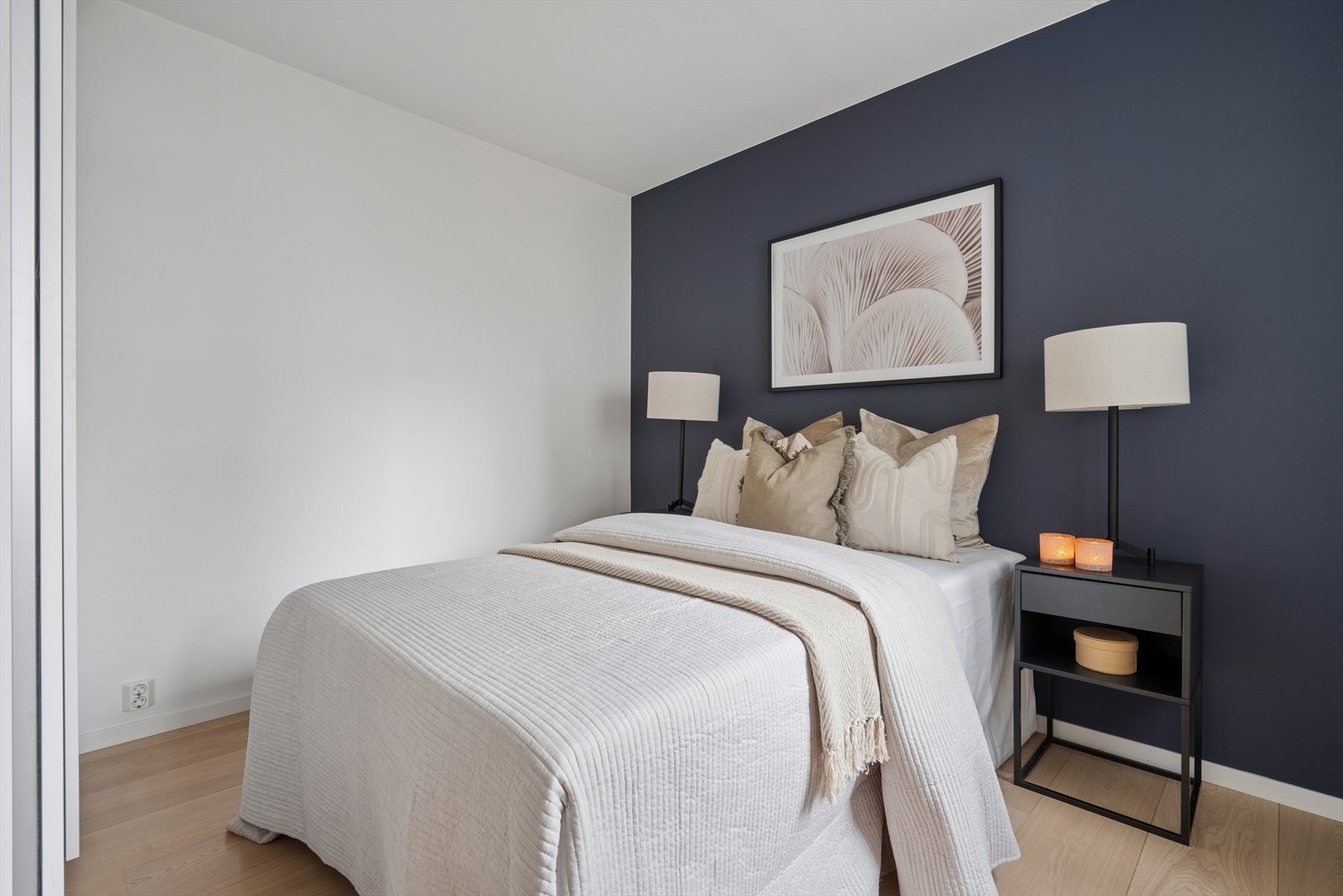 Leiligheten byr på et lyst og romslig soverom. Galleribilde