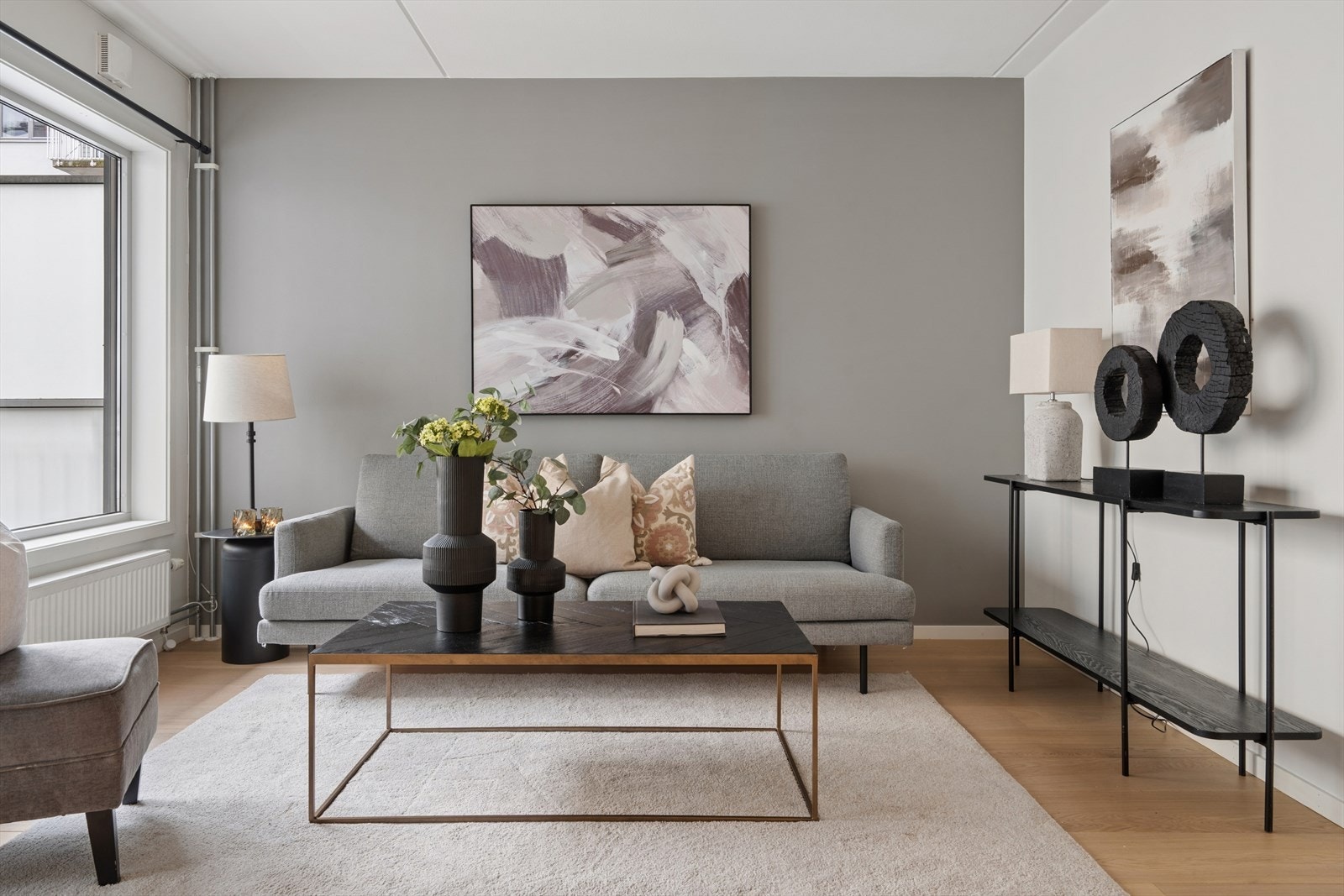 Den romslige stuen har fleksible innredningsmuligheter. Galleribilde