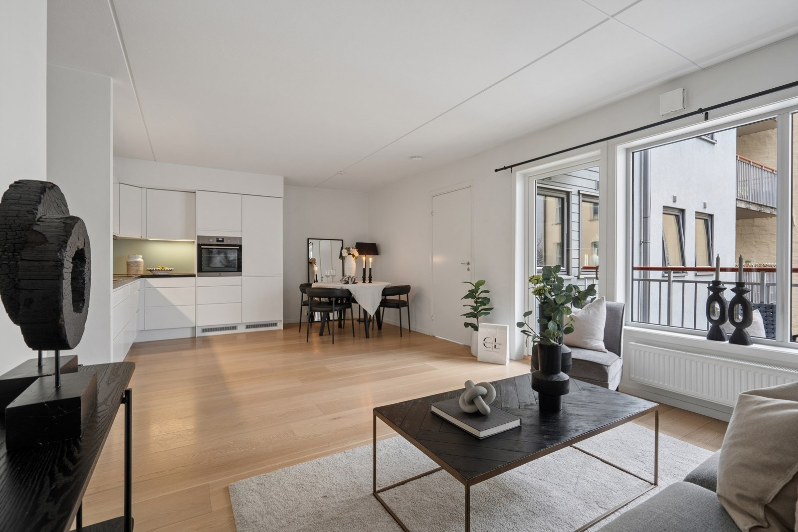 Den romslige og åpne planløsningen inviterer til sosiale samlinger, med god plass til et langbord hvor du enkelt kan dekke til mange gjester - perfekt for middager, feiringer og lange kvelder i godt selskap. Galleribilde