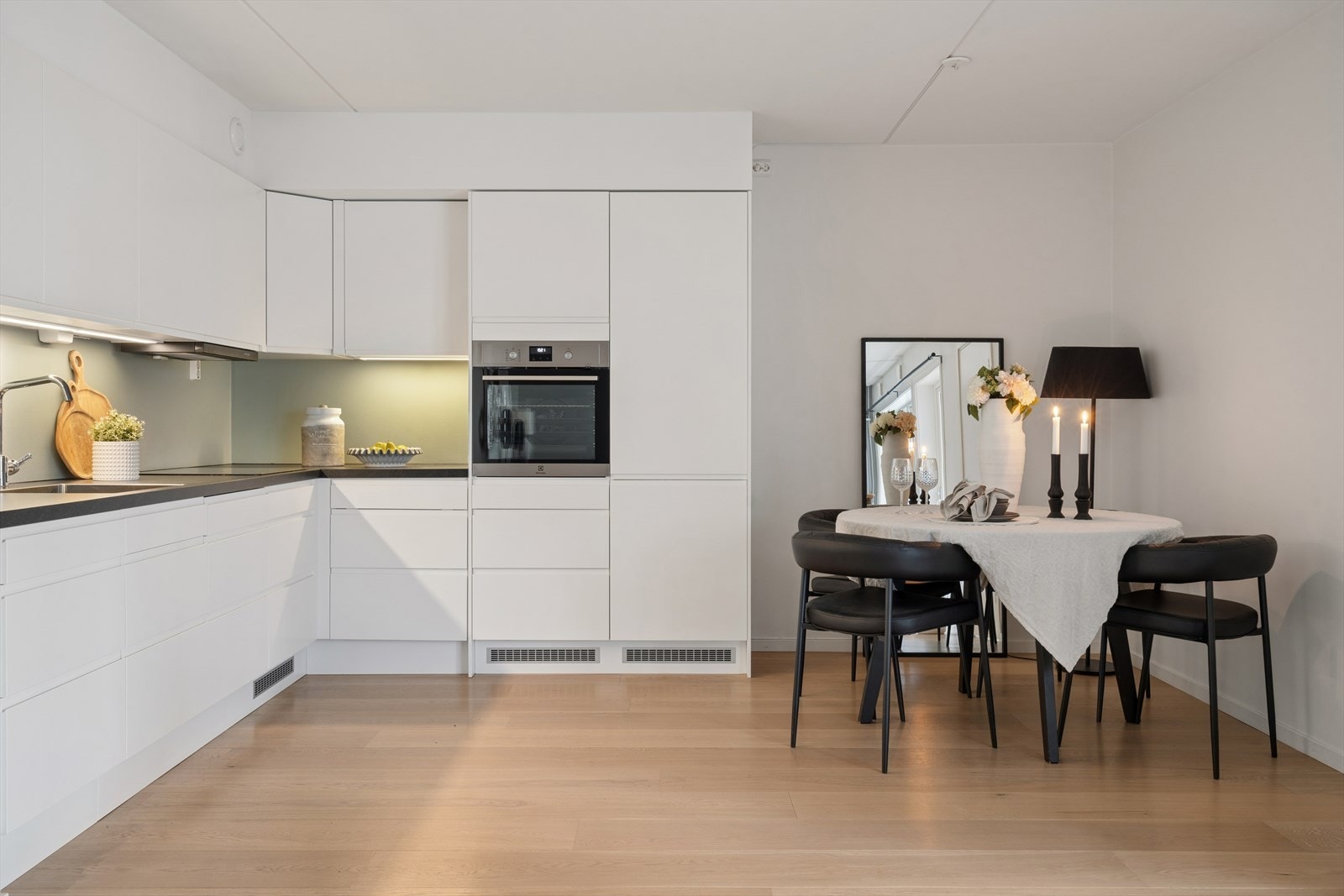 Det er montert belysning over benkeplaten som gir gode arbeidsforhold. Galleribilde