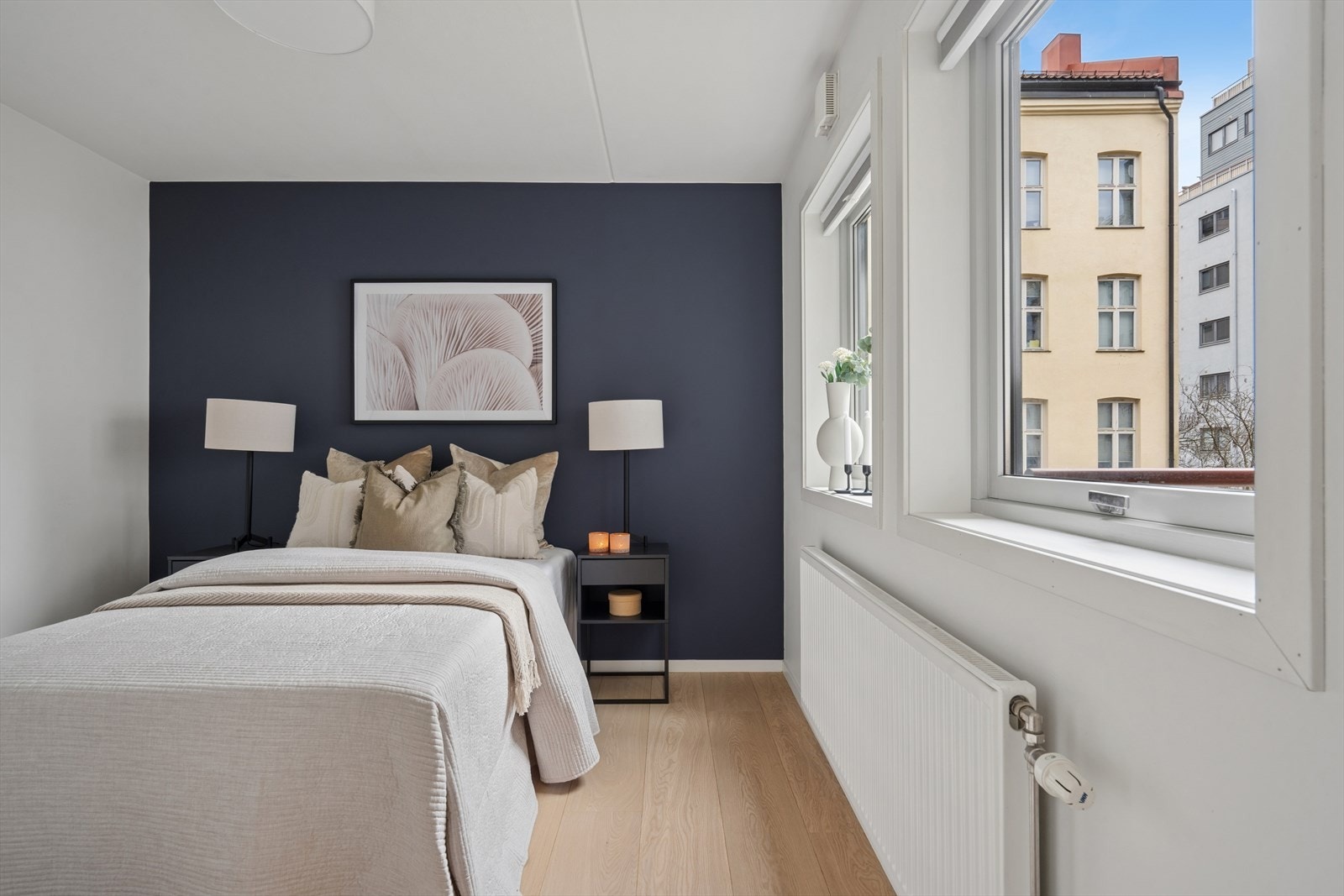 Soverommet er vendt mot rolig bakgård. Galleribilde