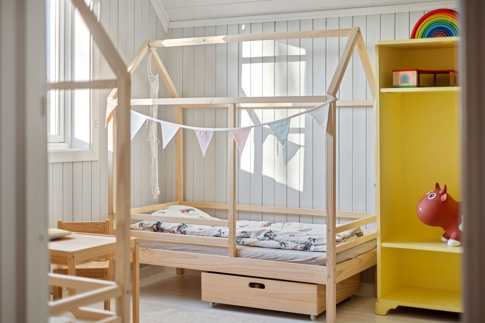Rommet har plass til seng, oppbevaringsmøbler og lekeområde, og egner seg godt som barne- eller gjesterom etter behov. Galleribilde