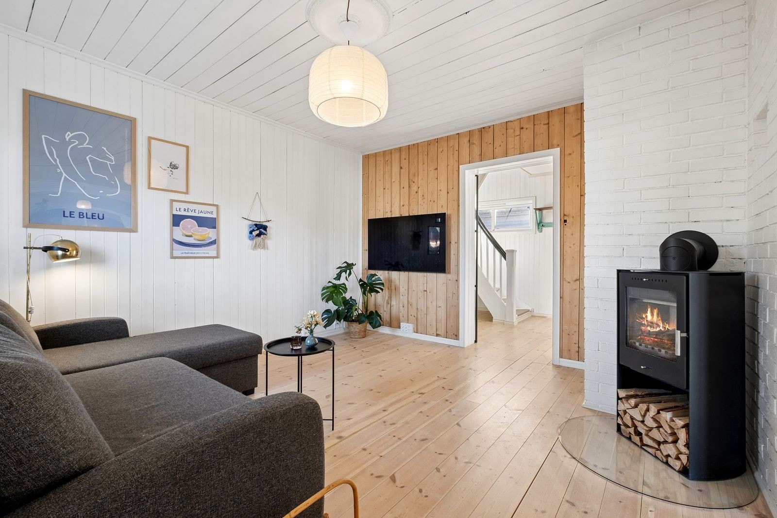 I stuen er det en peis som gir godt med varme på kalde høst- og vinterdager. Galleribilde