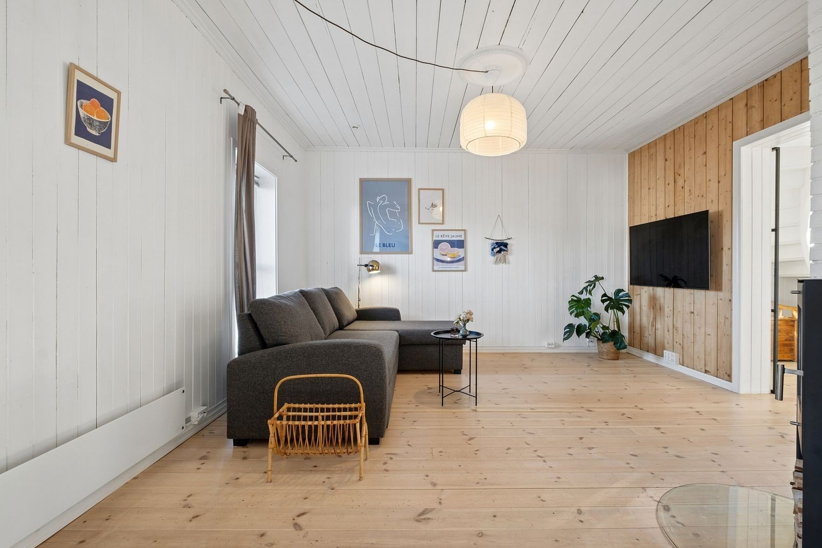 Det er god plass til sofa, TV-møblement, spisegruppe og øvrig ønsket møblement. Galleribilde