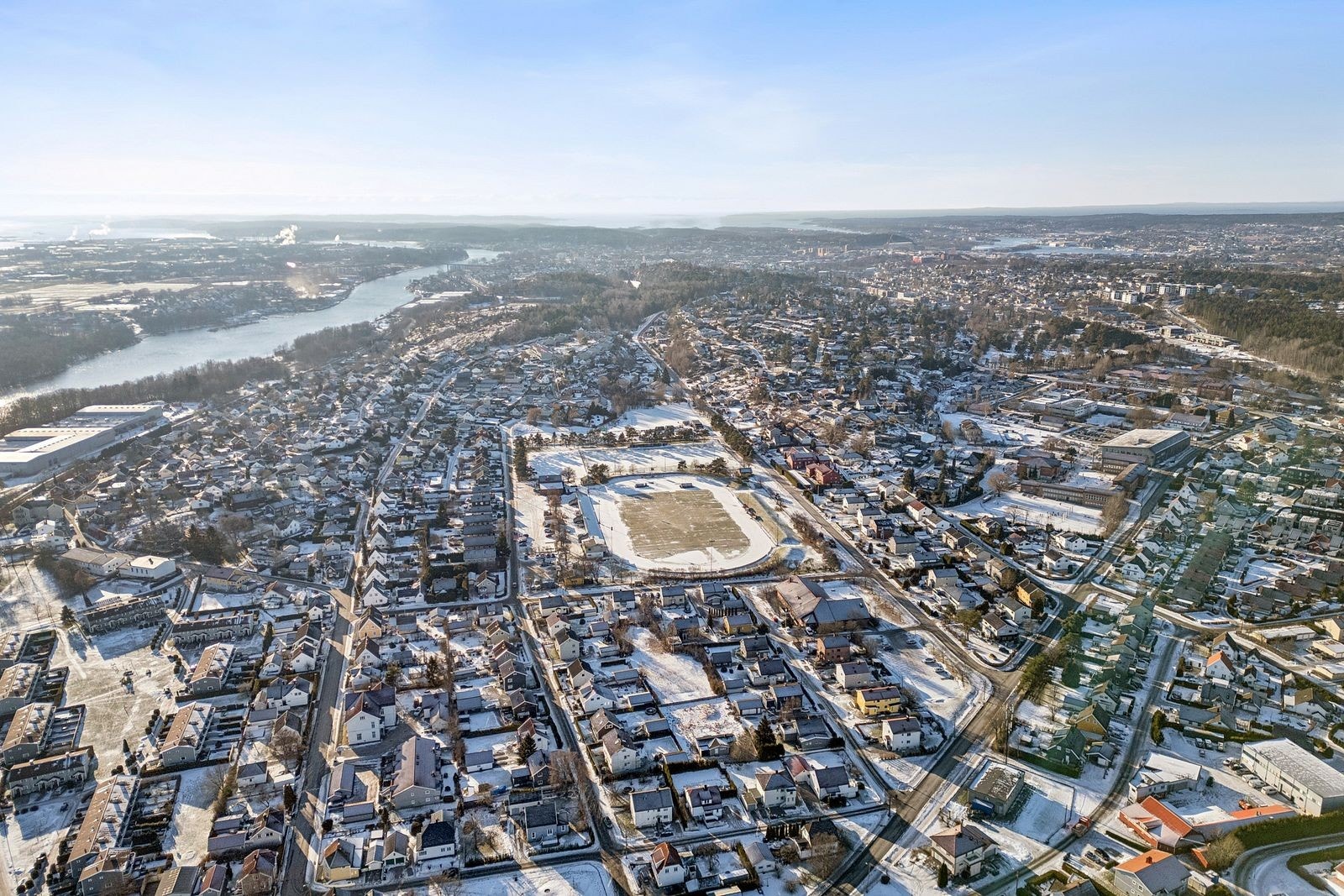 Her bor du nær barnehage, skole, dagligvare og flotte turområder. Eiendommen ligger sentralt og tilbaketrukket i et veletablert og barnevennlig område. Galleribilde