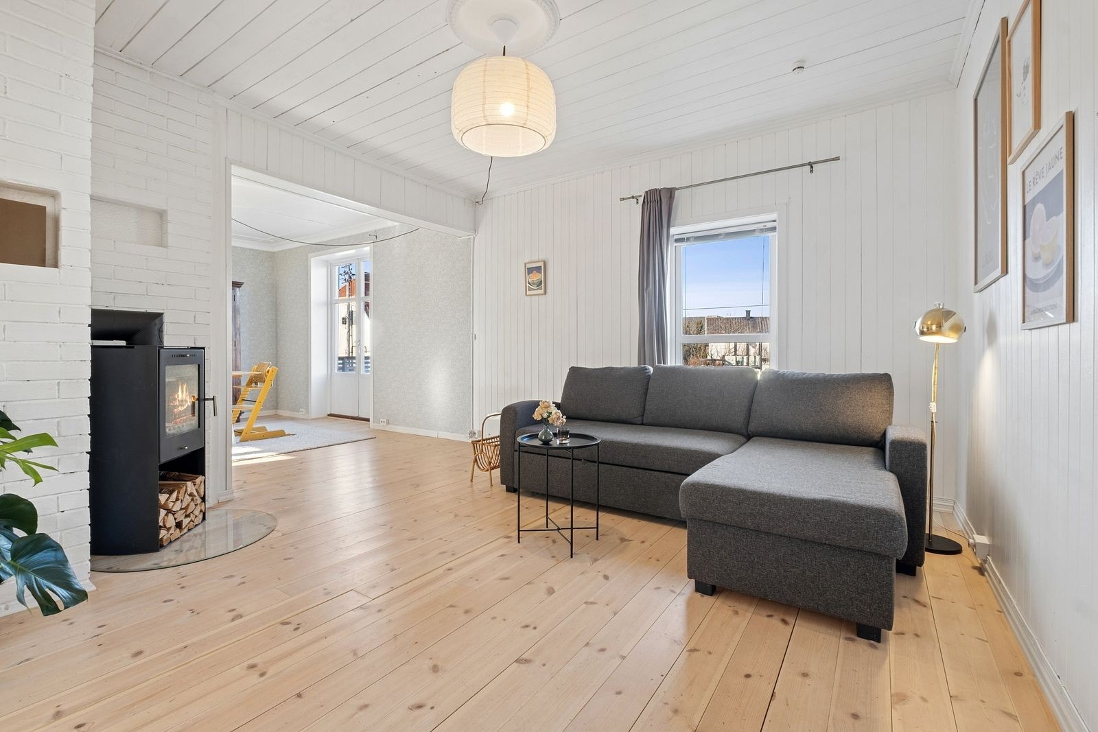 De store vindusflatene sørger for godt med naturlig lys, noe som skaper en god atmosfære. Galleribilde