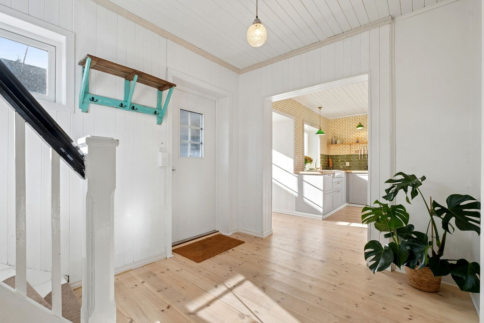 Her blir du møtt av en lys og innbydende gang med plass til å henge fra seg yttertøy og sko. Galleribilde