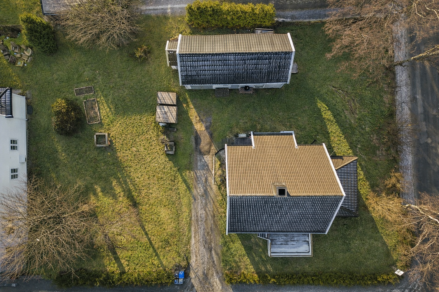 Her får du en familievennlig enebolig med god atmosfære og en stor, solrik tomt på nær 1 mål. (Bilde er redigert med AI-feil kan forekomme.) Galleribilde