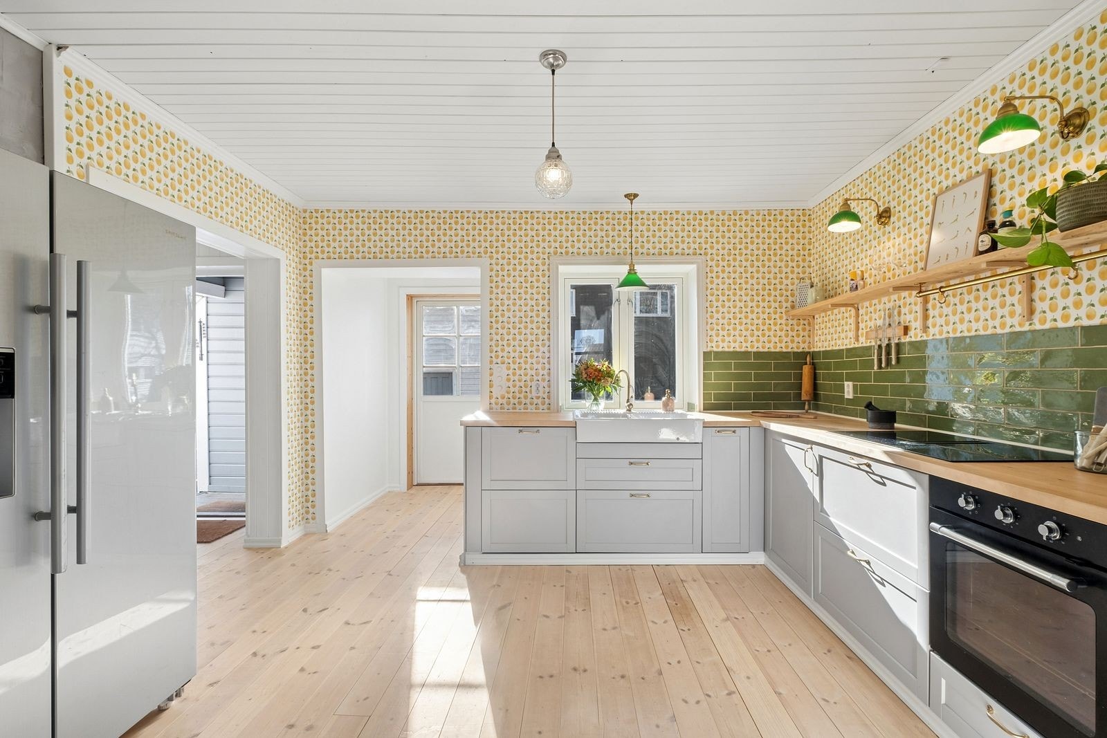 Kjøkkenet er fra IKEA og ble montert nytt i 2023, med grå profilerte fronter, laminert benkeplate og integrert oppvaskkum. Galleribilde
