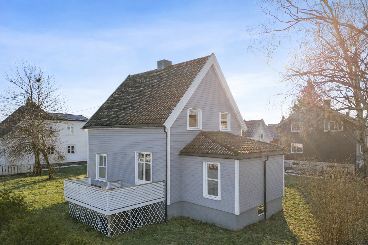 En sjarmerende enebolig fra 1924, beliggende i et etablert boligområde på Lisleby. (Bilde er redigert med AI- feil kan forekomme.) Galleribilde