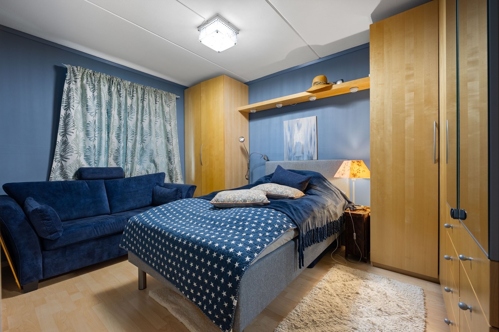 Hovedsoverommet er malt i blåtone som sies å gi god nattesøvn. Det er god plass til dobbeltseng. Innholdsrik garderobeløsning medfølger. Galleribilde