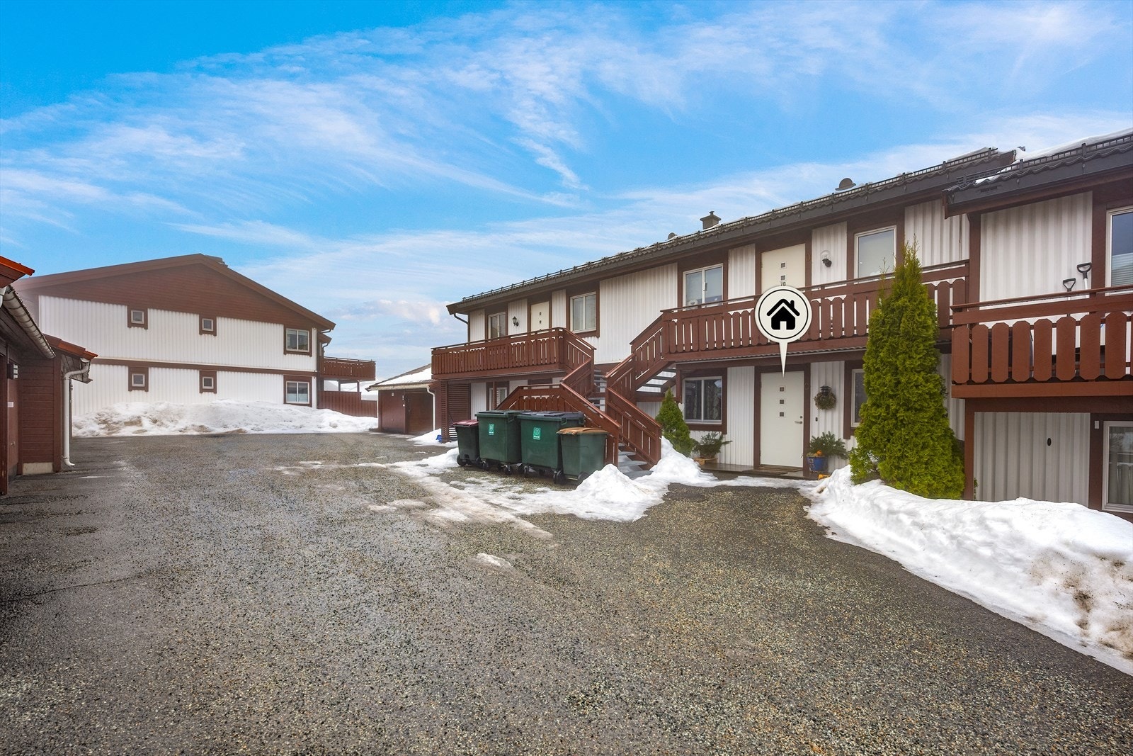 Fin og praktisk 3-roms med god beliggenhet- Kort vei til skole/barnehage- Solrik- Garasje! Galleribilde