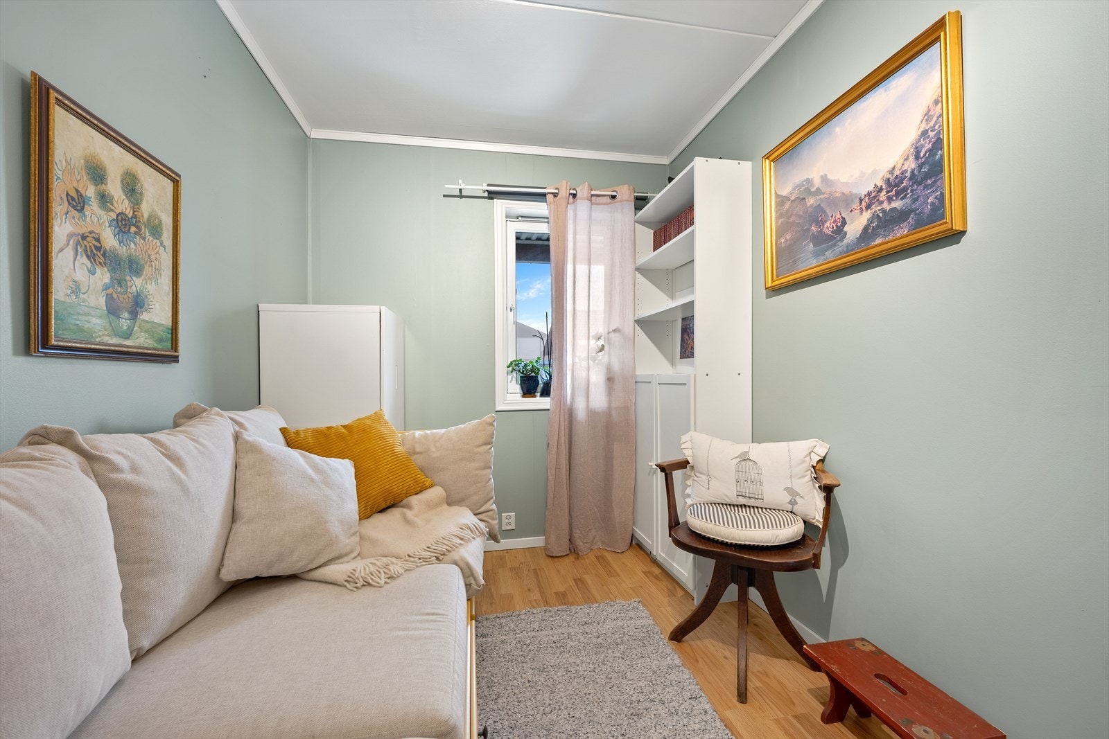 Soverom 2 har rom for seng og har plassbygget skap med skrivebordsløsning. Malt i lys blåtone. Galleribilde