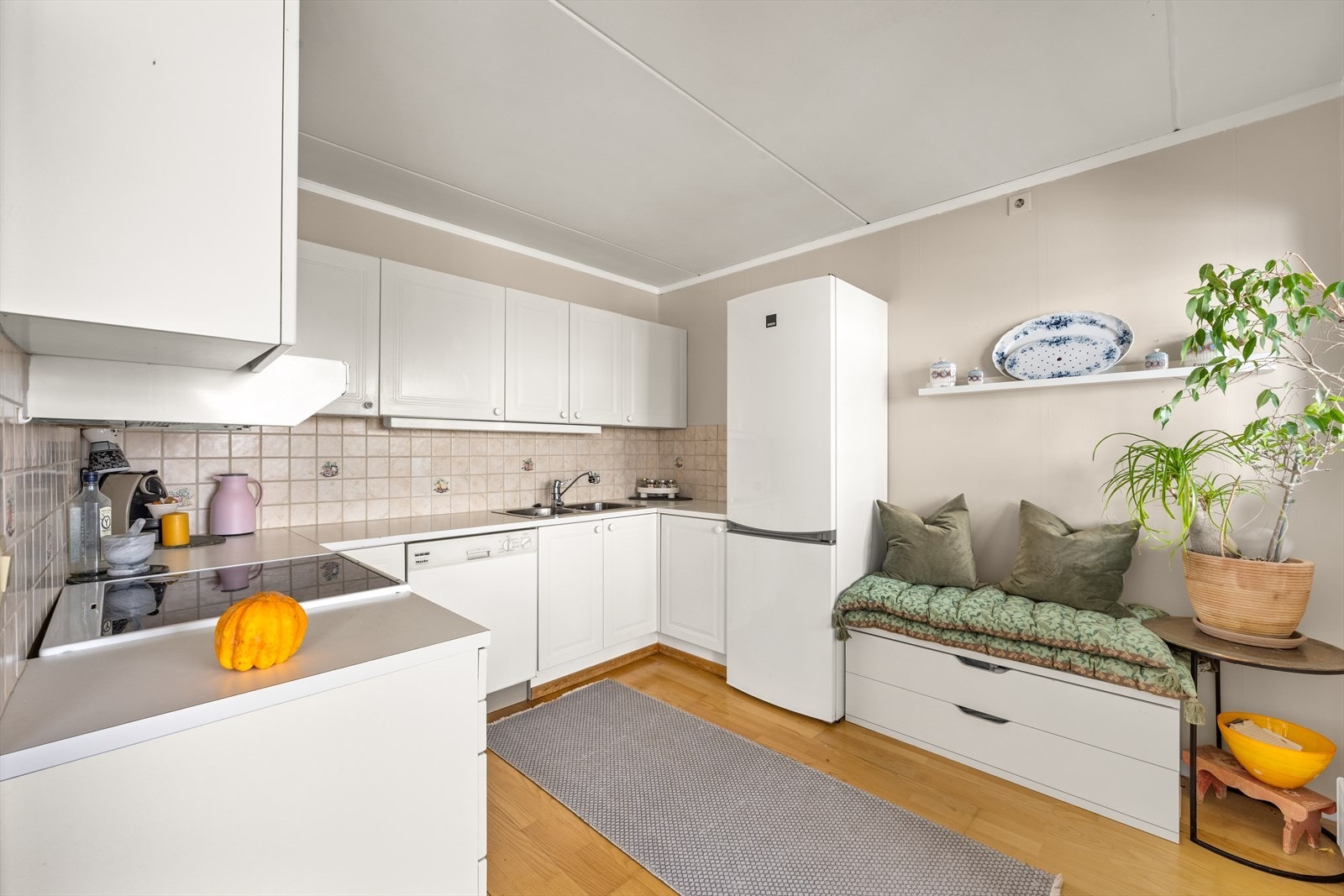 Kjøkkenet er utstyrt med frittstående hvitevarer som medfølger. Kjøleskapet er tilnærmet nytt. Galleribilde