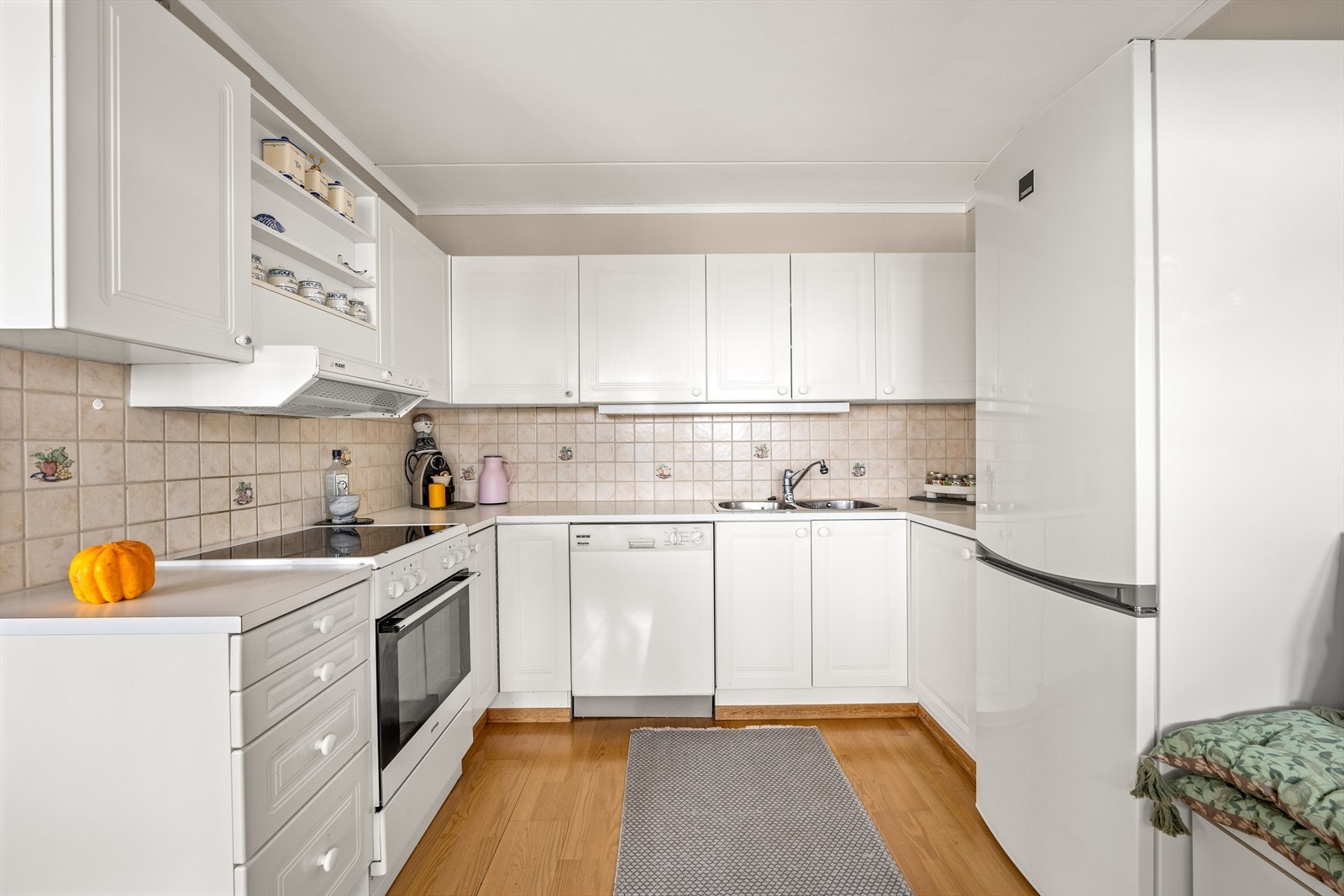 Sprutsikring med fliser over kjøkkenbenken. Galleribilde