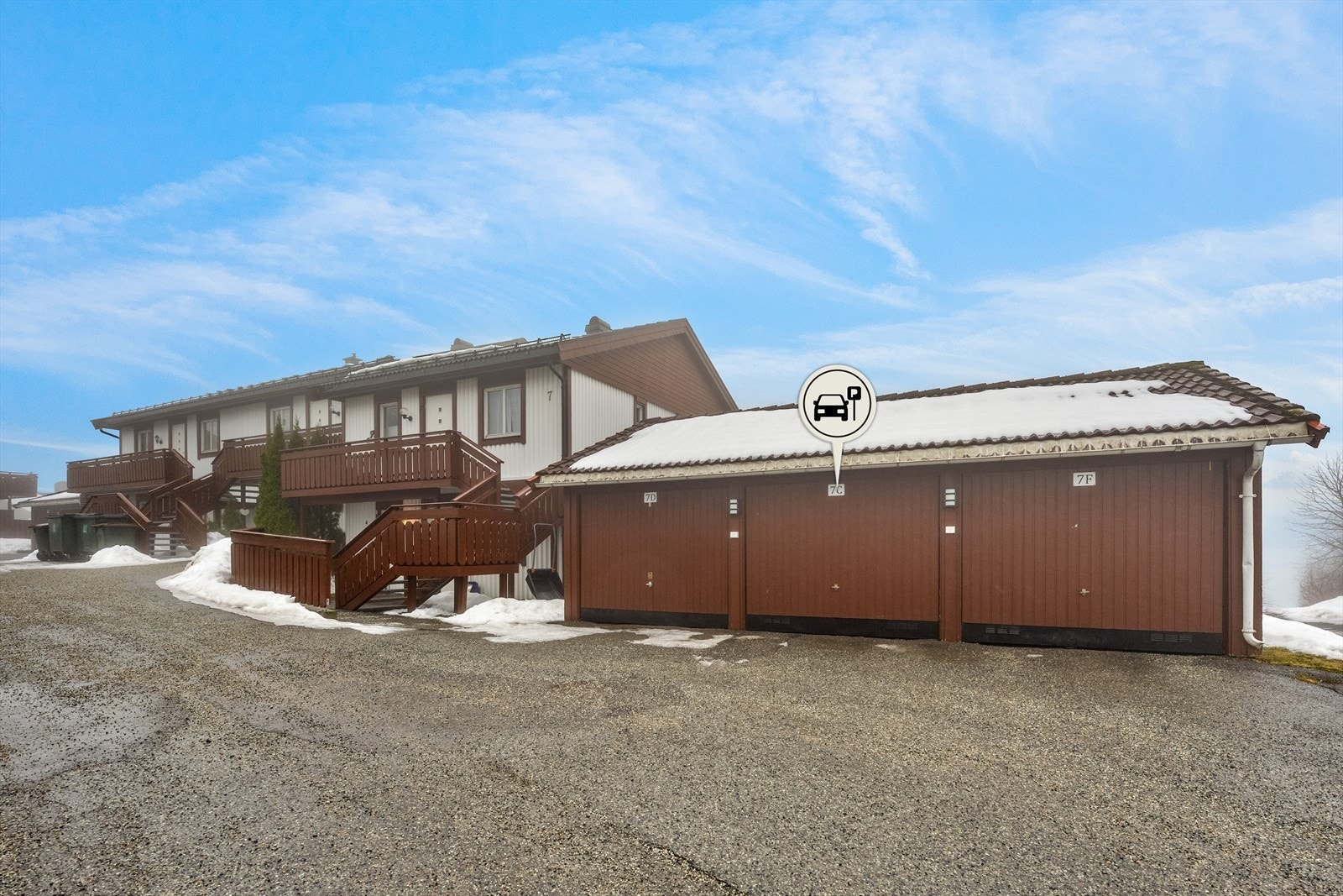 Garasjeplass med portåpner og el-bil lader. Galleribilde