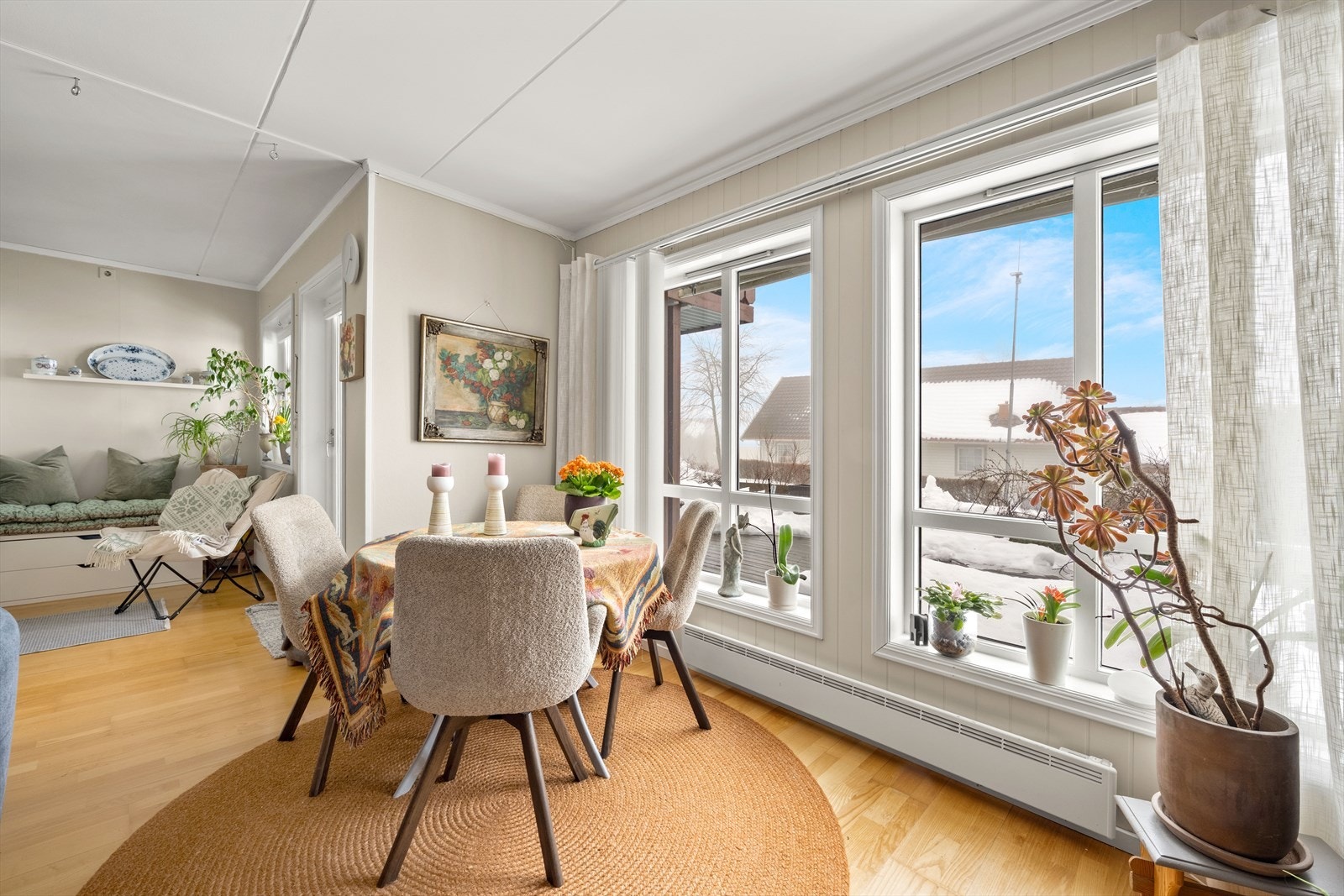 Det kan trekkes frem god stue med direkte adkomst til terrasse og uteareal, funksjonelt kjøkken med rom for lite kjøkkenbord, malte overflater i duse fine farger. Galleribilde