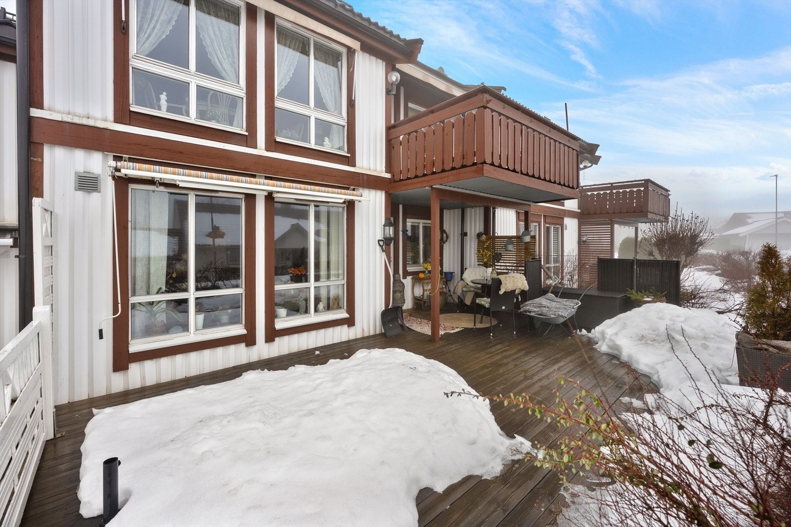 Barneskole på Hennummarka innen kort gangavstand via fortau og interne gangveier som gir ca. 1km skjermet skolevei. Barnehage ligger også rett ved. Galleribilde