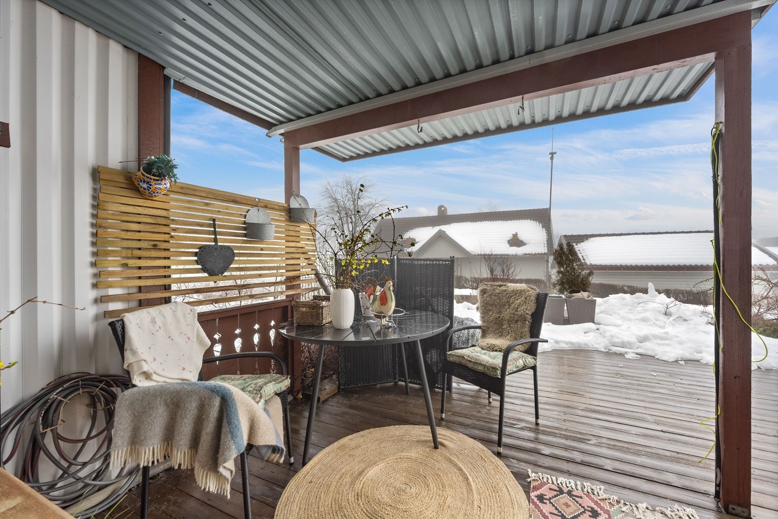 Det kan trekkes frem god stue med direkte adkomst til terrasse og uteareal. Galleribilde