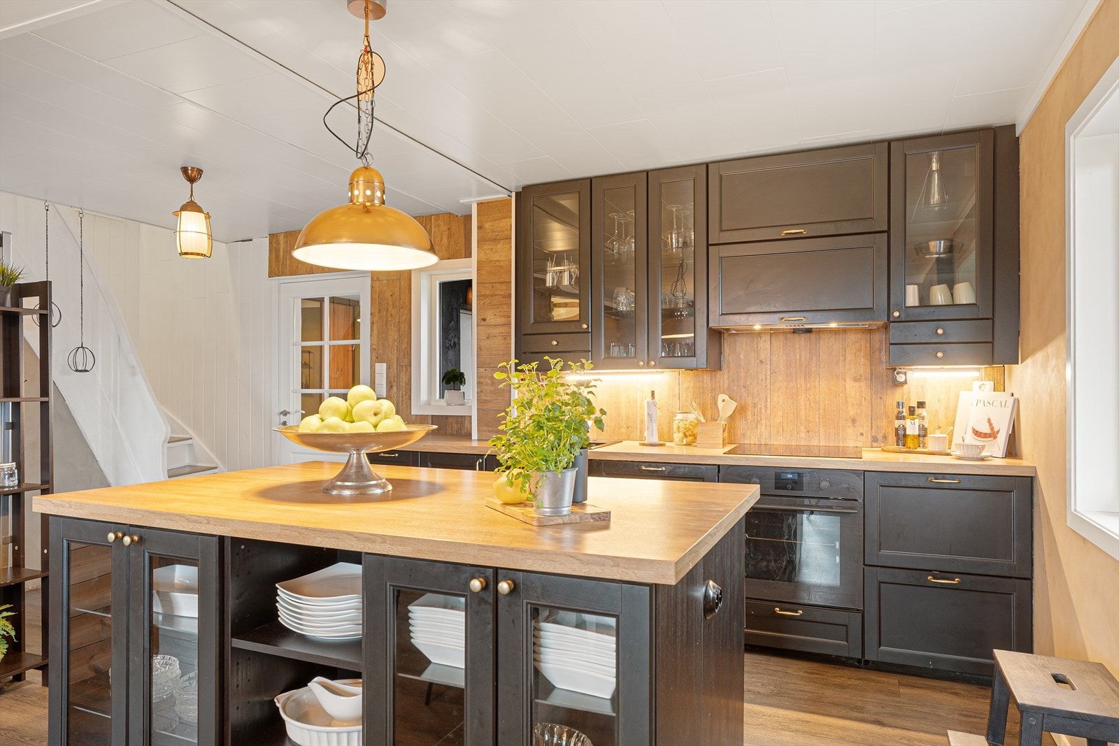 Boligen kan by på et flott kjøkken fra 2017 med masse skap- og benkeplass Galleribilde