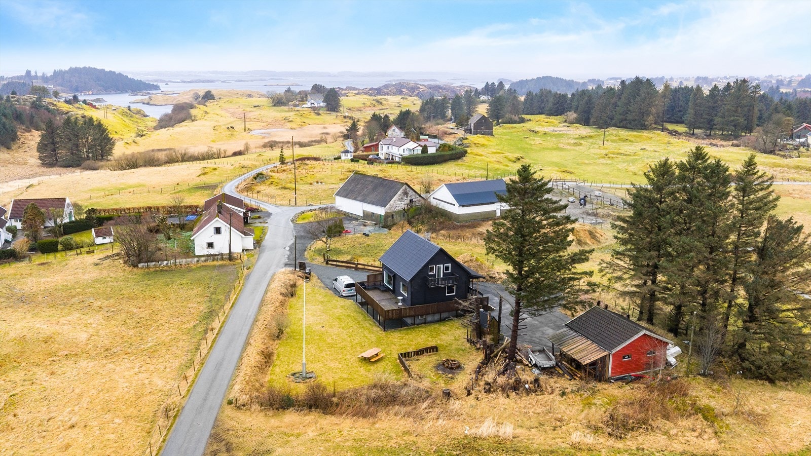Eiendommen ligger fritt og fint til i et rolig og barnevennlig område med landlige omgivelser på Avaldsnes Galleribilde