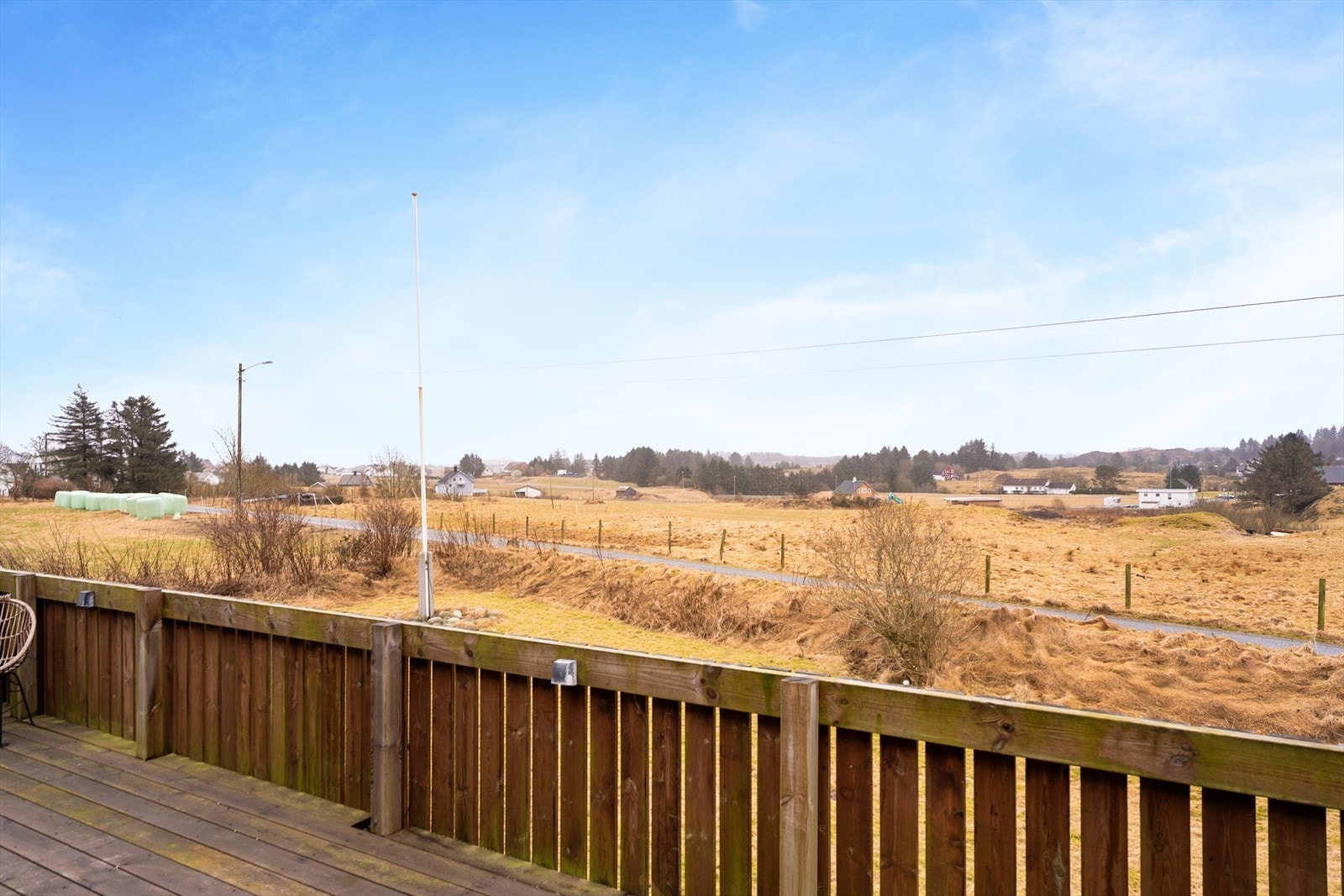 Fra terrassen har du flott utsikt mot de landlige omgivelsene Galleribilde