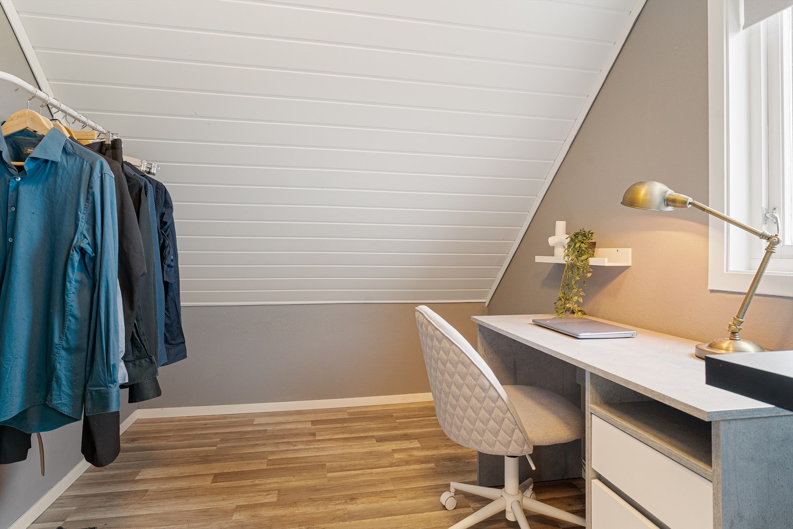 Selger benytter rommet i dag som kombinert garderobe og kontor Galleribilde