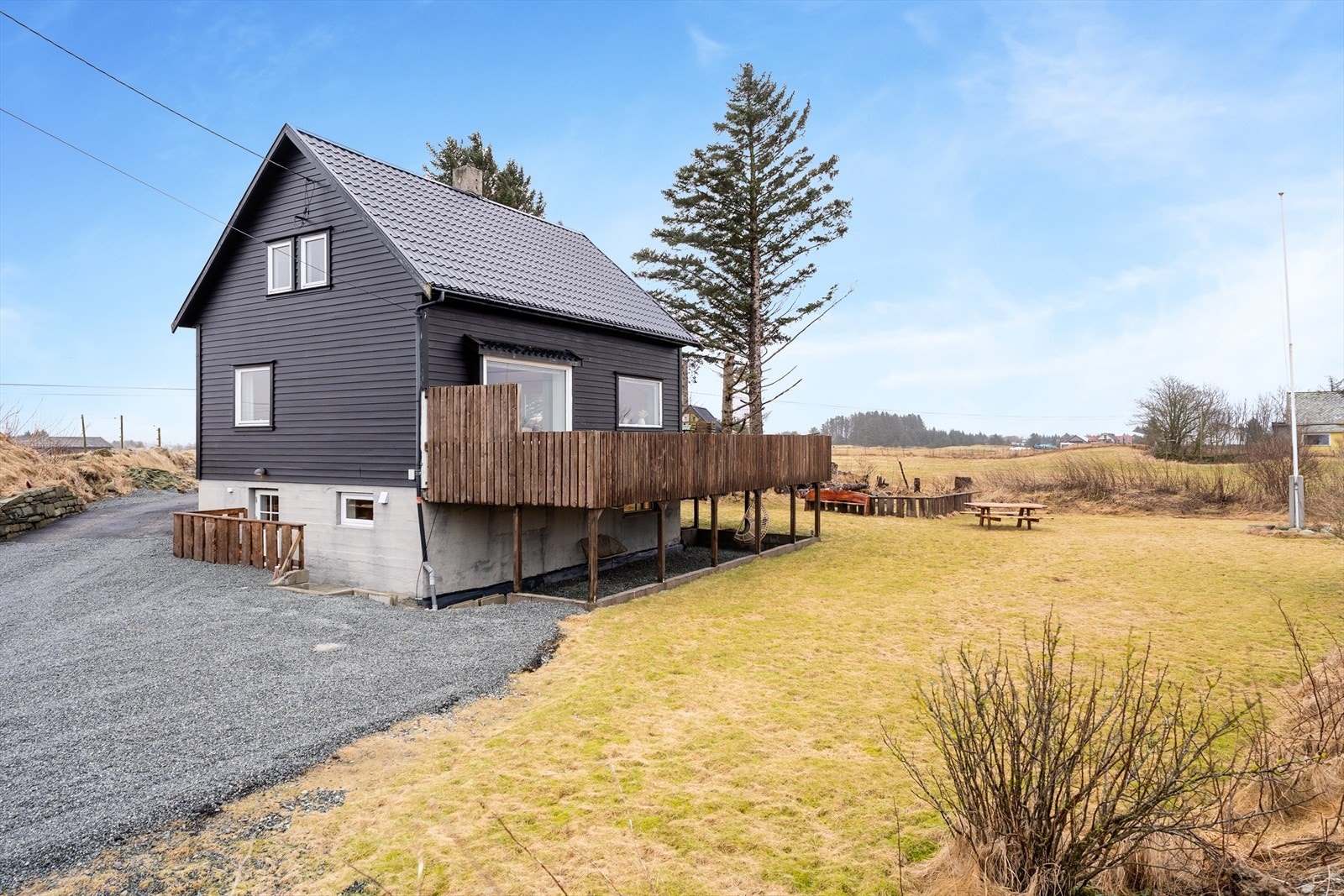 Landevegen 43 er en innholdsrik enebolig over tre plan Galleribilde