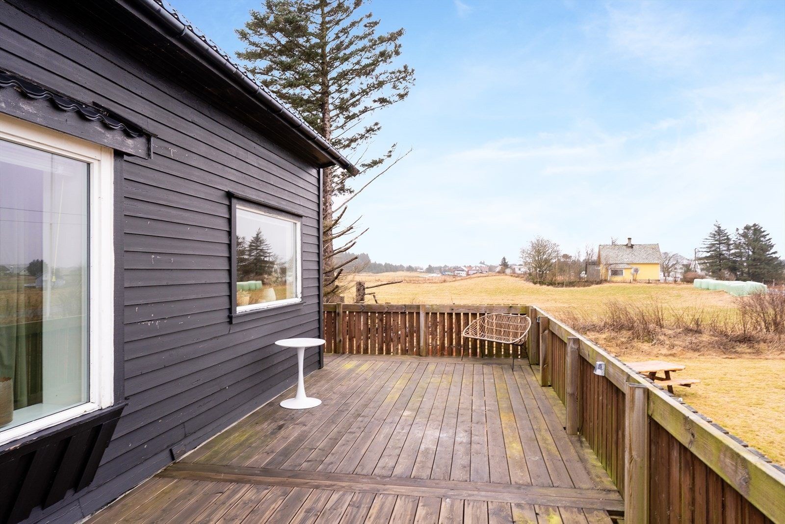 Boligen har en stor og usjenert terrasse med gode solforhold (ikke omsøkt og godkjent) Galleribilde