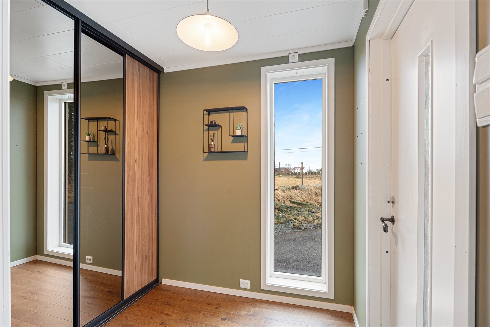 Romslig vindfang med stor skyvedørsgarderobe Galleribilde