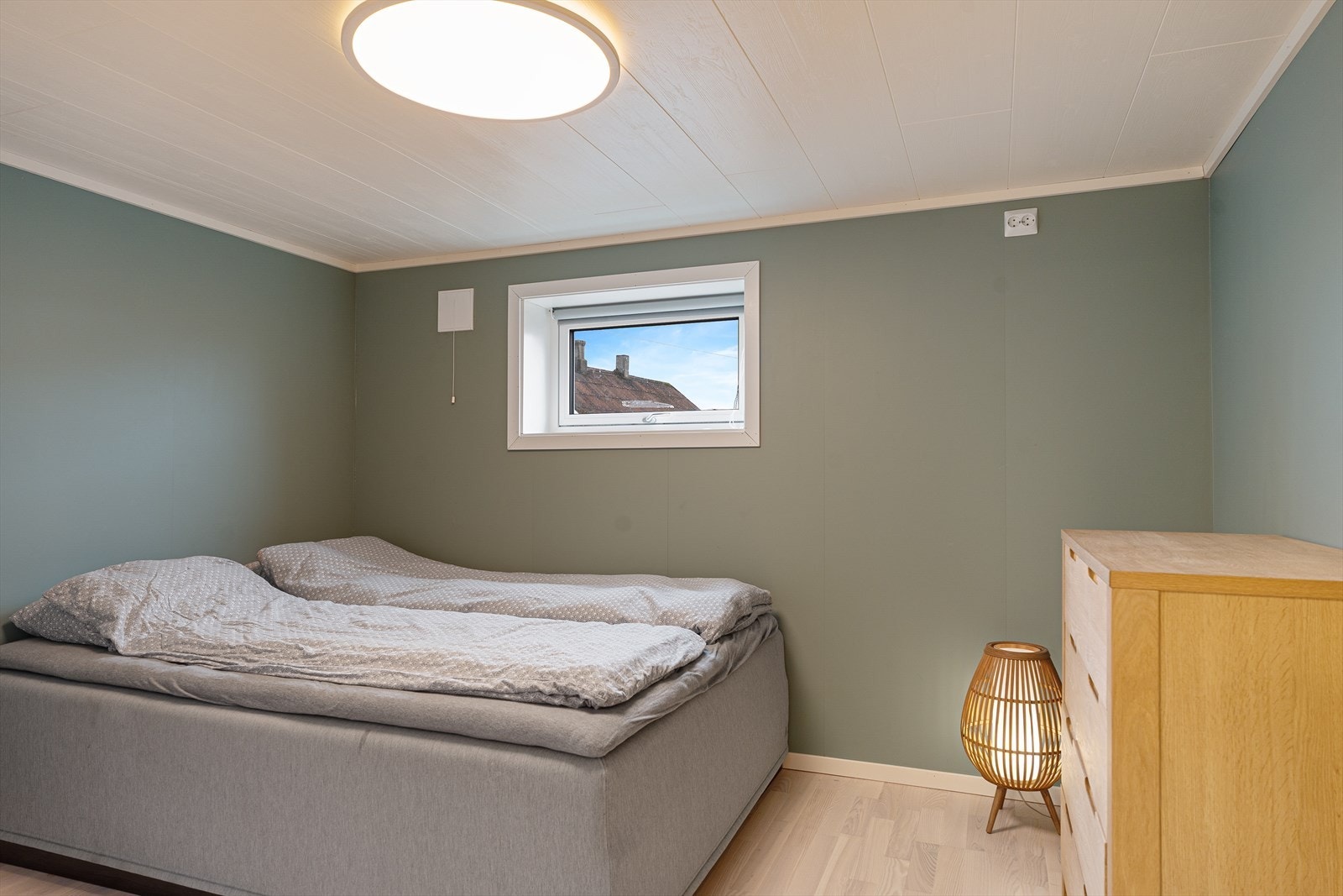 Romslig soverom med plass til dobbeltseng og garderobeløsning Galleribilde