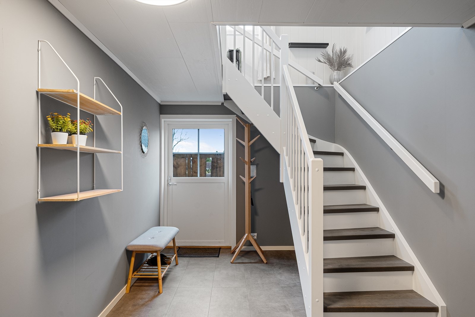 I boligens underetasje finner du gang, stue/kjøkken, soverom, bad/vaskerom og bod (innredning av etasjen er ikke omsøkt og godkjent av Karmøy kommune, rommene i denne etasjen er derfor ikke godkjent som oppholdsrom) Galleribilde