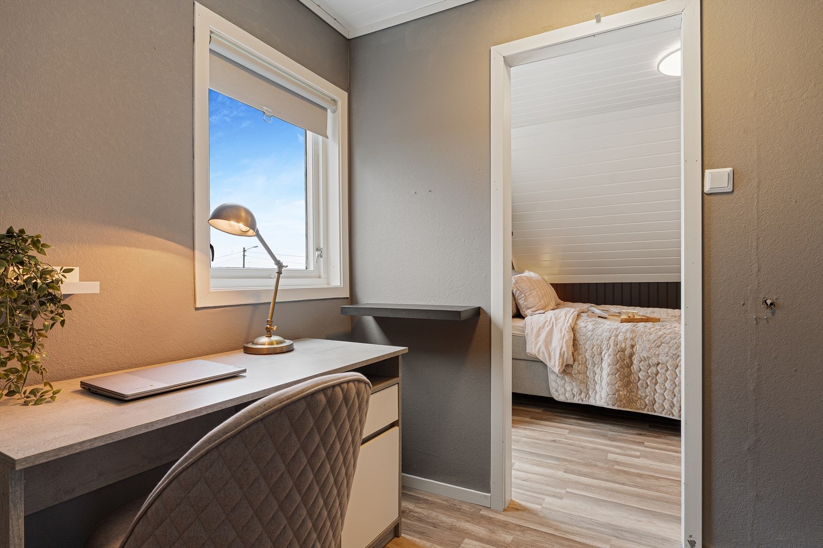 Hovedsoverommer har også egen garderobe med ekstra oppbevaringsplass Galleribilde