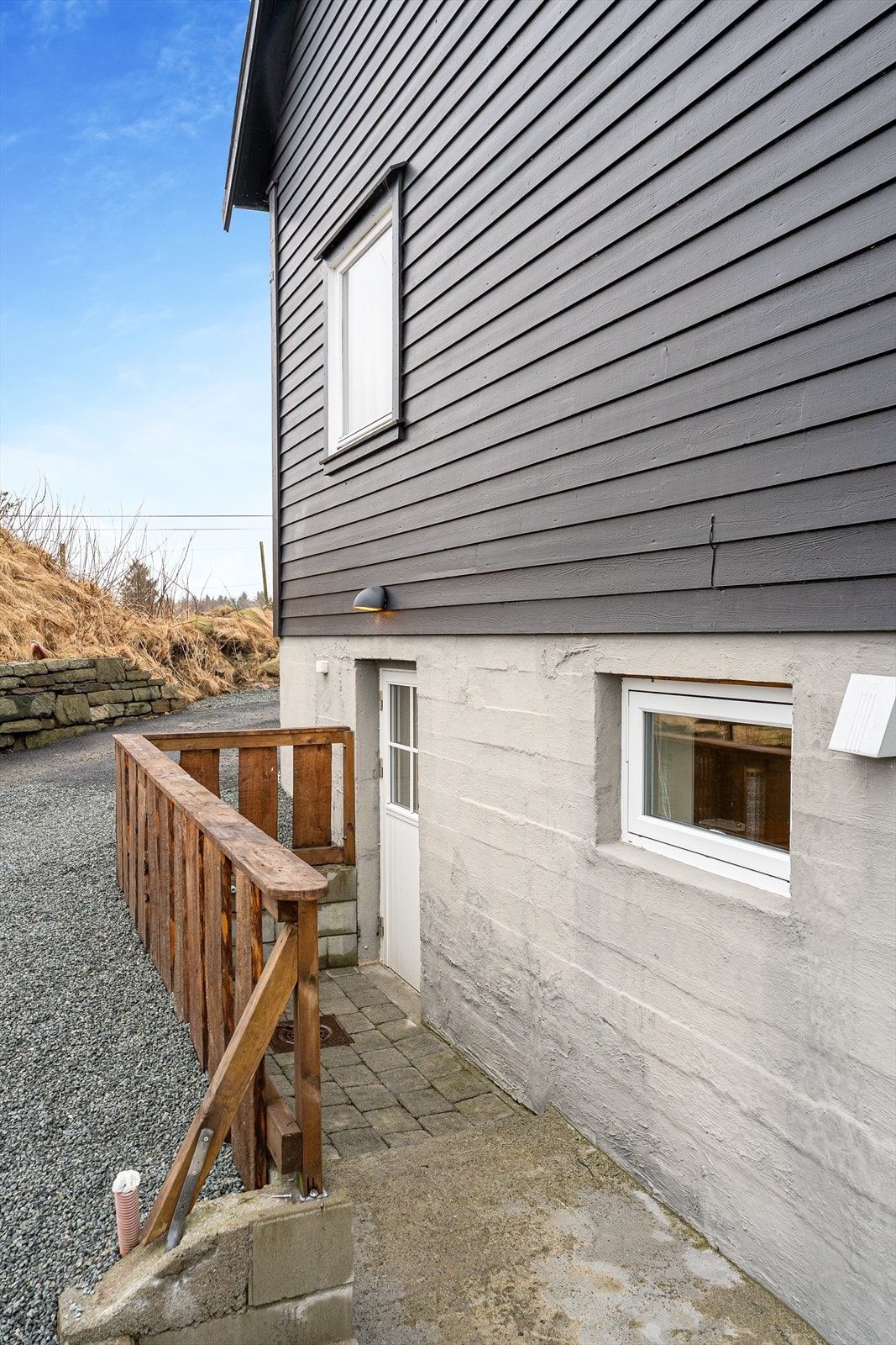 Det er også egen inngang til boligens underetasje Galleribilde