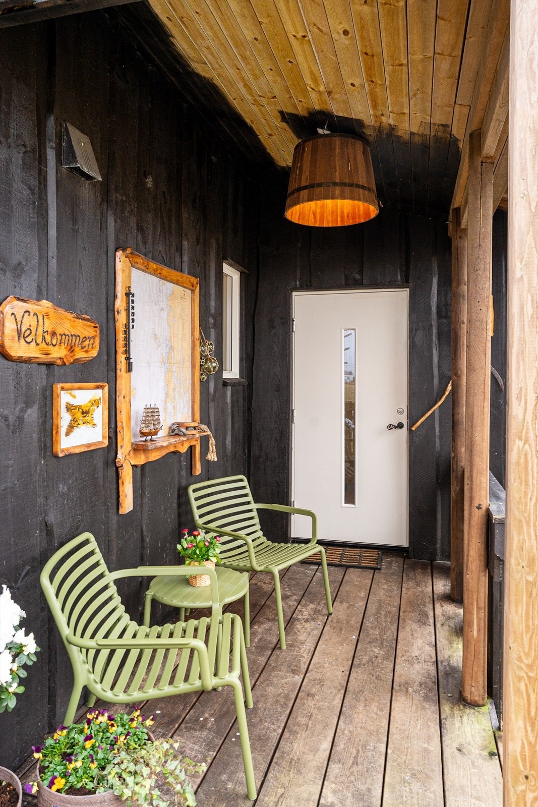 Boligen har et påent, overbygget inngangsparti Galleribilde