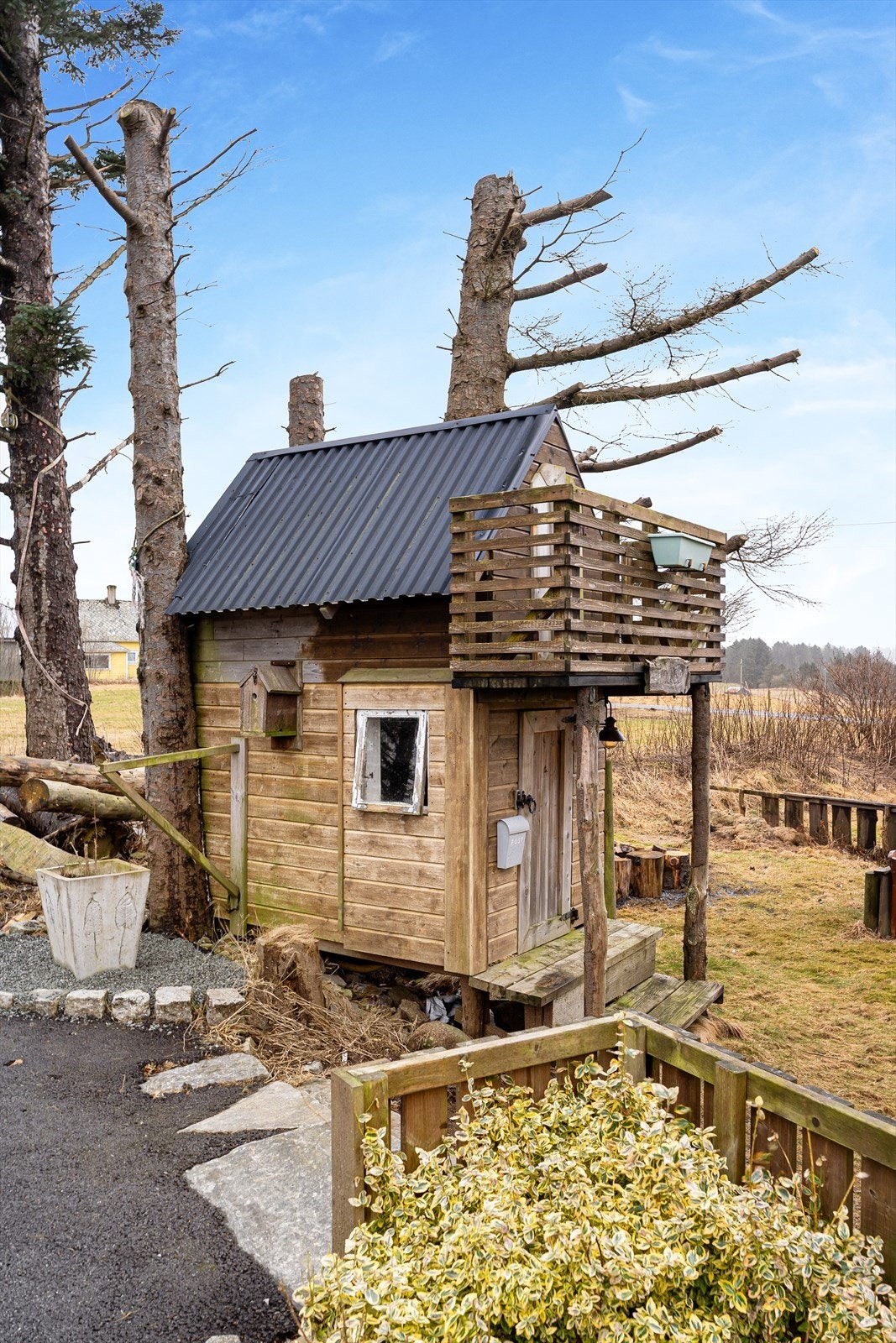 Det er også oppført en kjekk lekehytte/trehytte for barna (ikke omsøkt/godkjent) Galleribilde