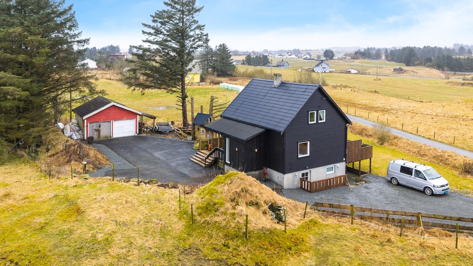 Det er rikelig med parkeringsmuligheter i stort gårdsrom Galleribilde