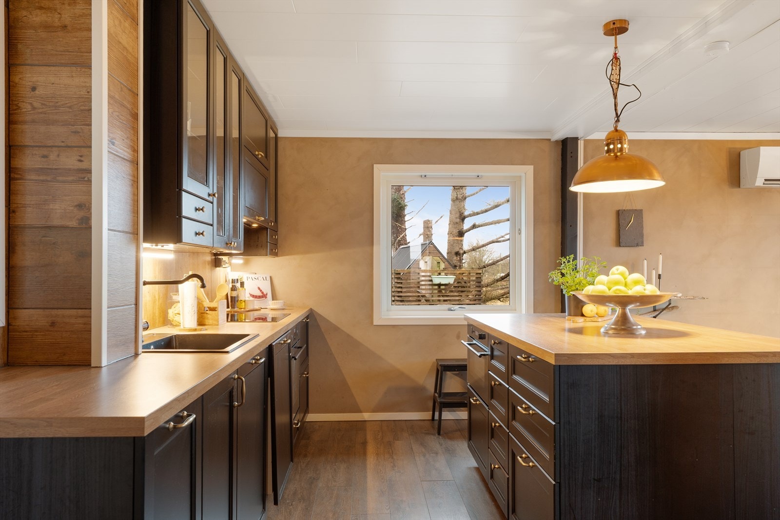 Kjøkkenet har profilerte fronter og laminat benkeplate Galleribilde