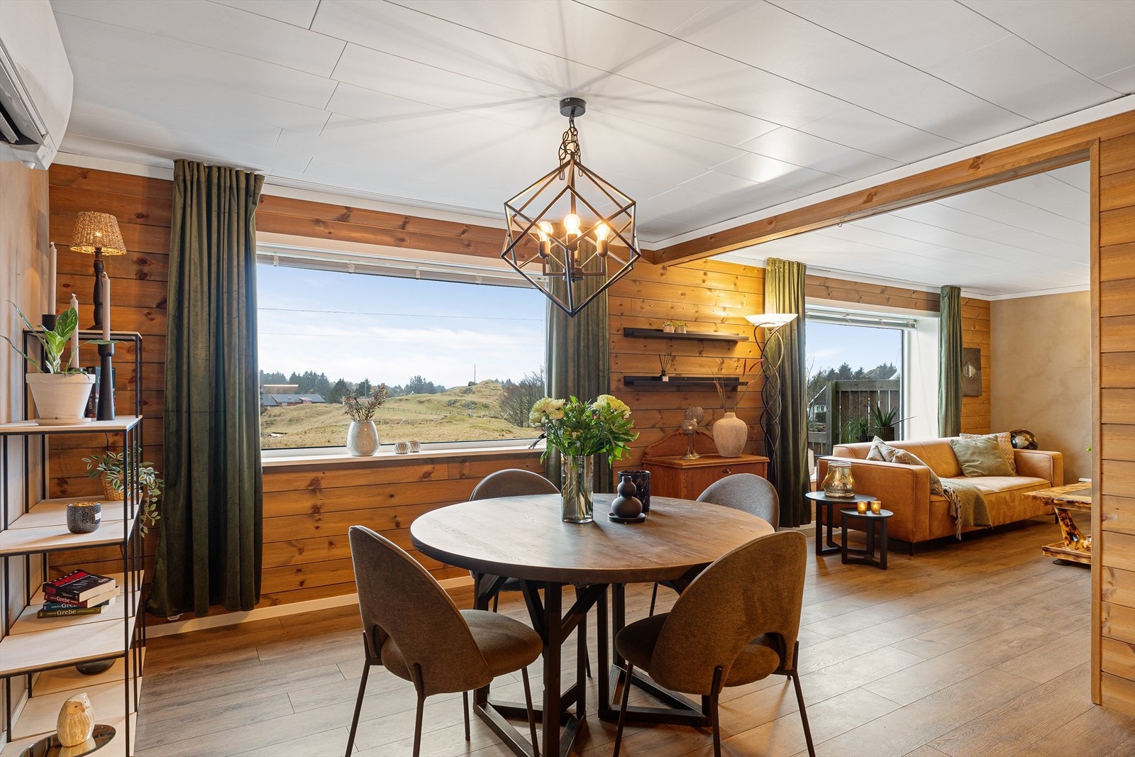 Gled deg til å invitere venner og familie til et bedre måltid samlet rundt spisebordet Galleribilde