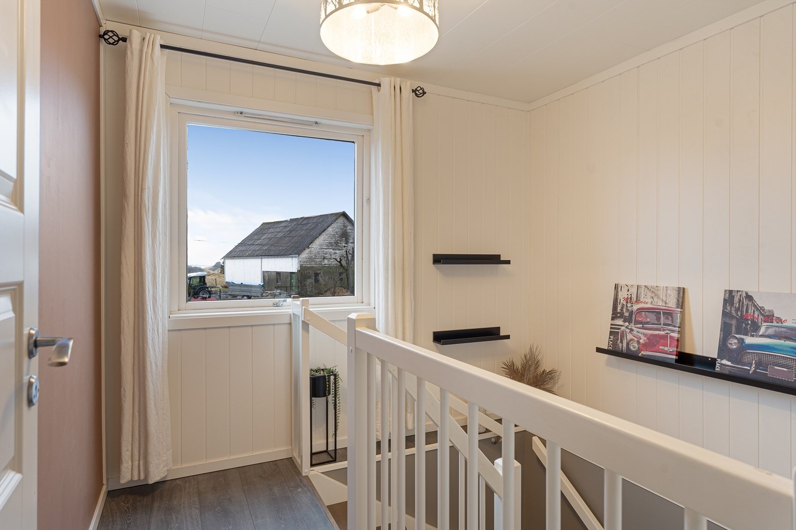 I boligens loftsetasje finner du gang, tre soverom, garderobe og bad/vaskerom Galleribilde