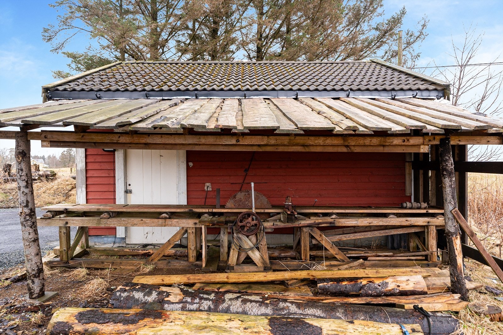 I tilknytning til garasjen er det oppført et tilbygg med lagringsplass (ikke omsøkt/godkjent) Galleribilde