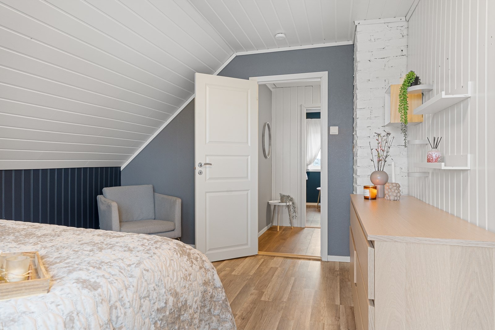 Hovedsoverommet har god plass til dobbeltseng Galleribilde