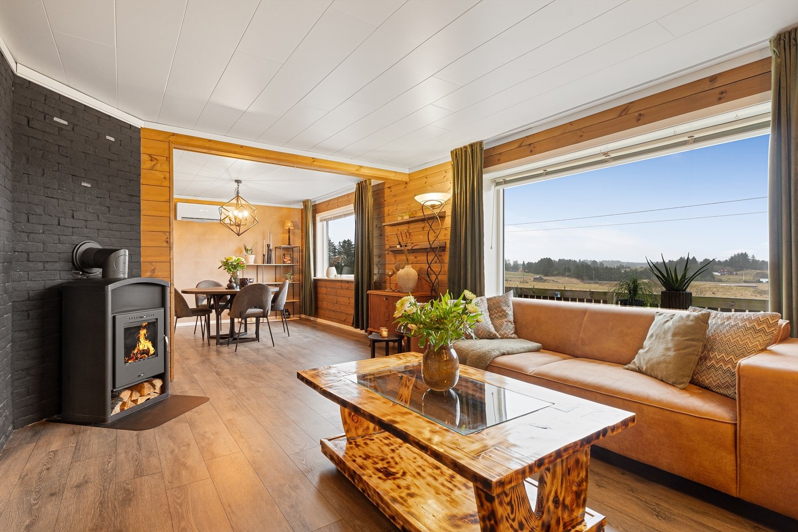 Boligen har en lys og pen stue med god plass til sofagruppe og spisebord Galleribilde