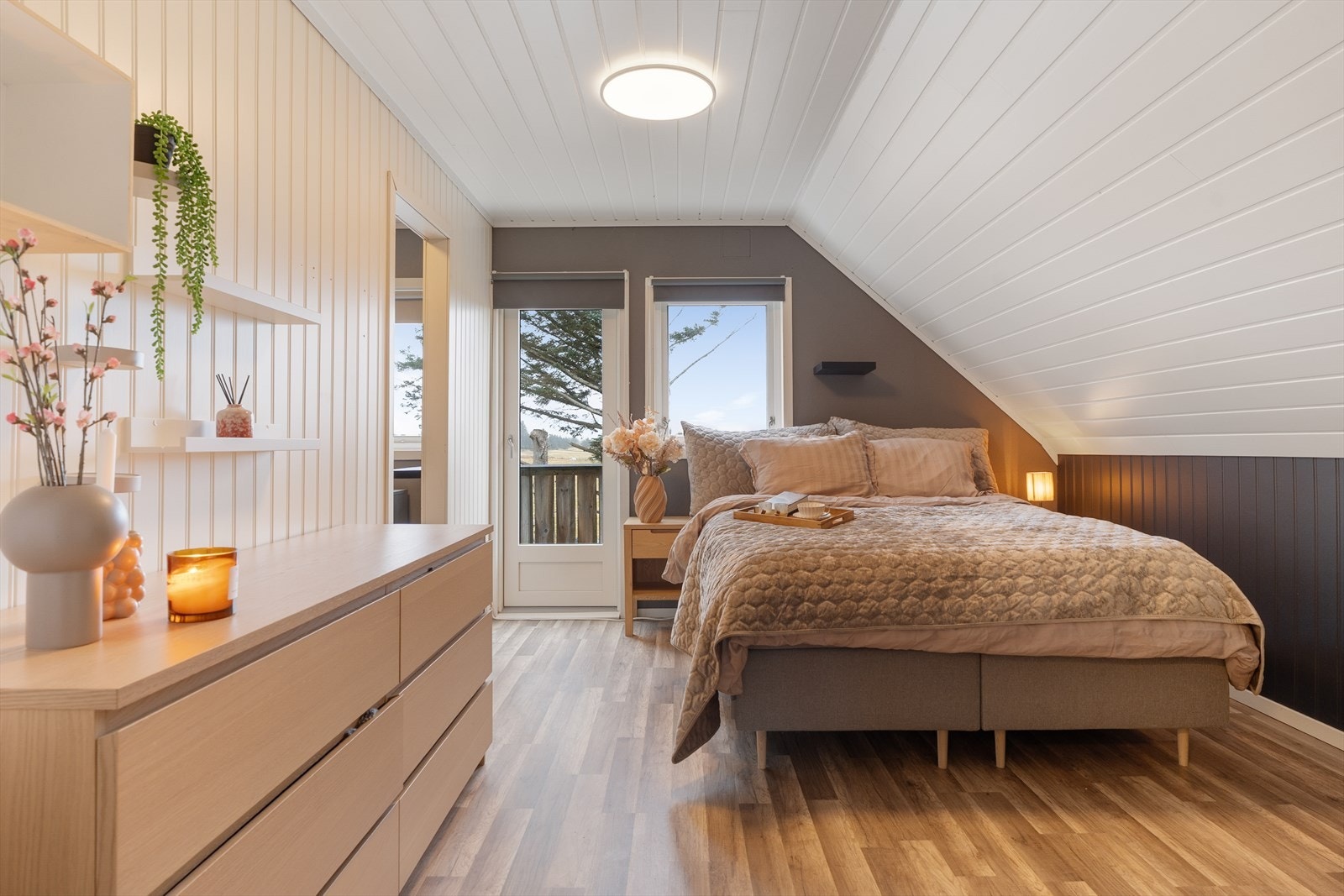 Stort og pent hovedsoverom med utgang til egen luftebalkong Galleribilde