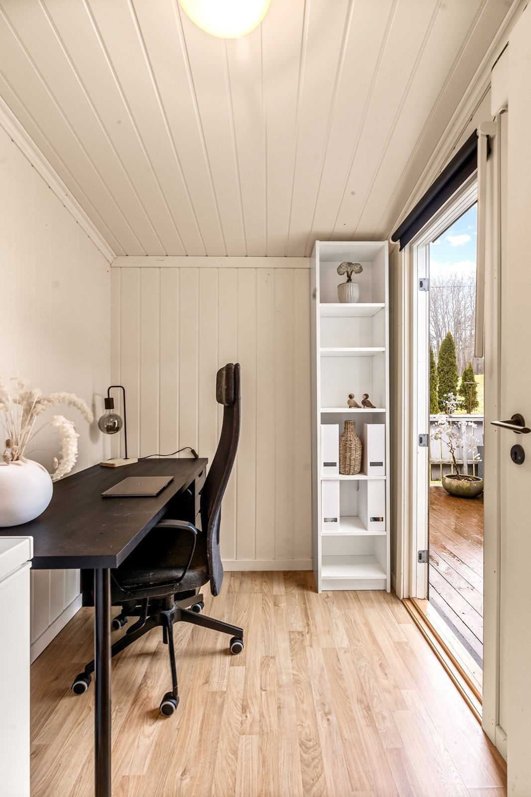 Praktisk innredet rom med balkongdør og direkte utgang til markterrassen mot nord. Galleribilde