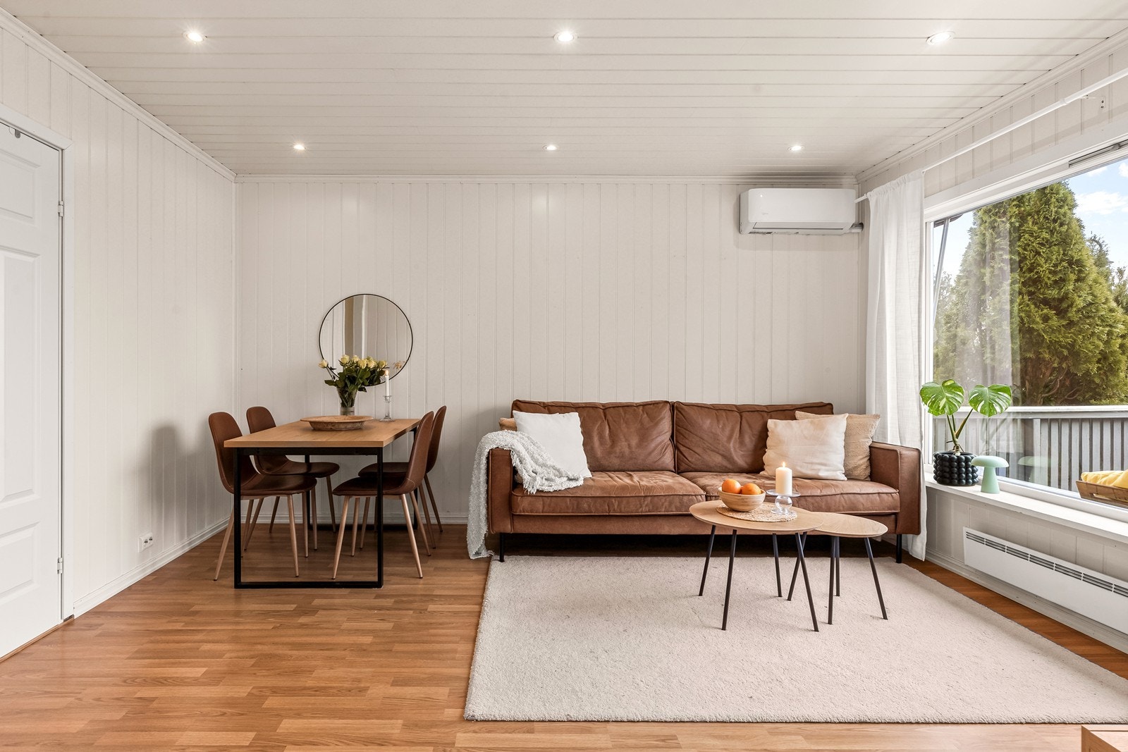 Stuen er lys og romslig, med plass til både sofagruppe og spisebord. Galleribilde