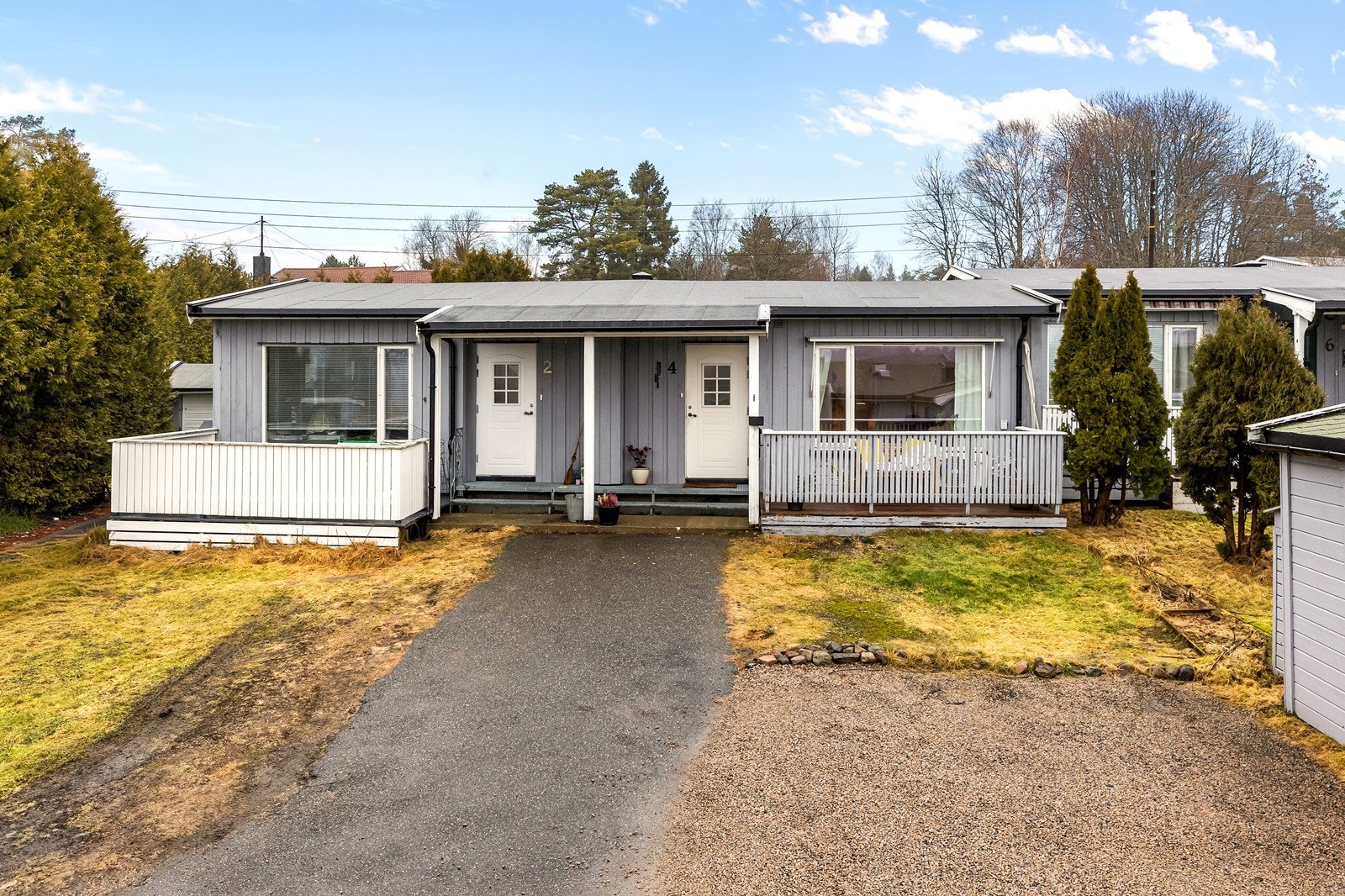 Eiendommen er fra 1967. Deler av den stående bordkledningen mot nord ble skiftet i 2023. Galleribilde